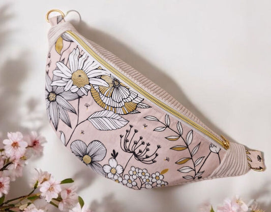 Le sac banane pour femme : le grand retour d’un accessoire culte avec la mode du velours côtelé et de la moumoute