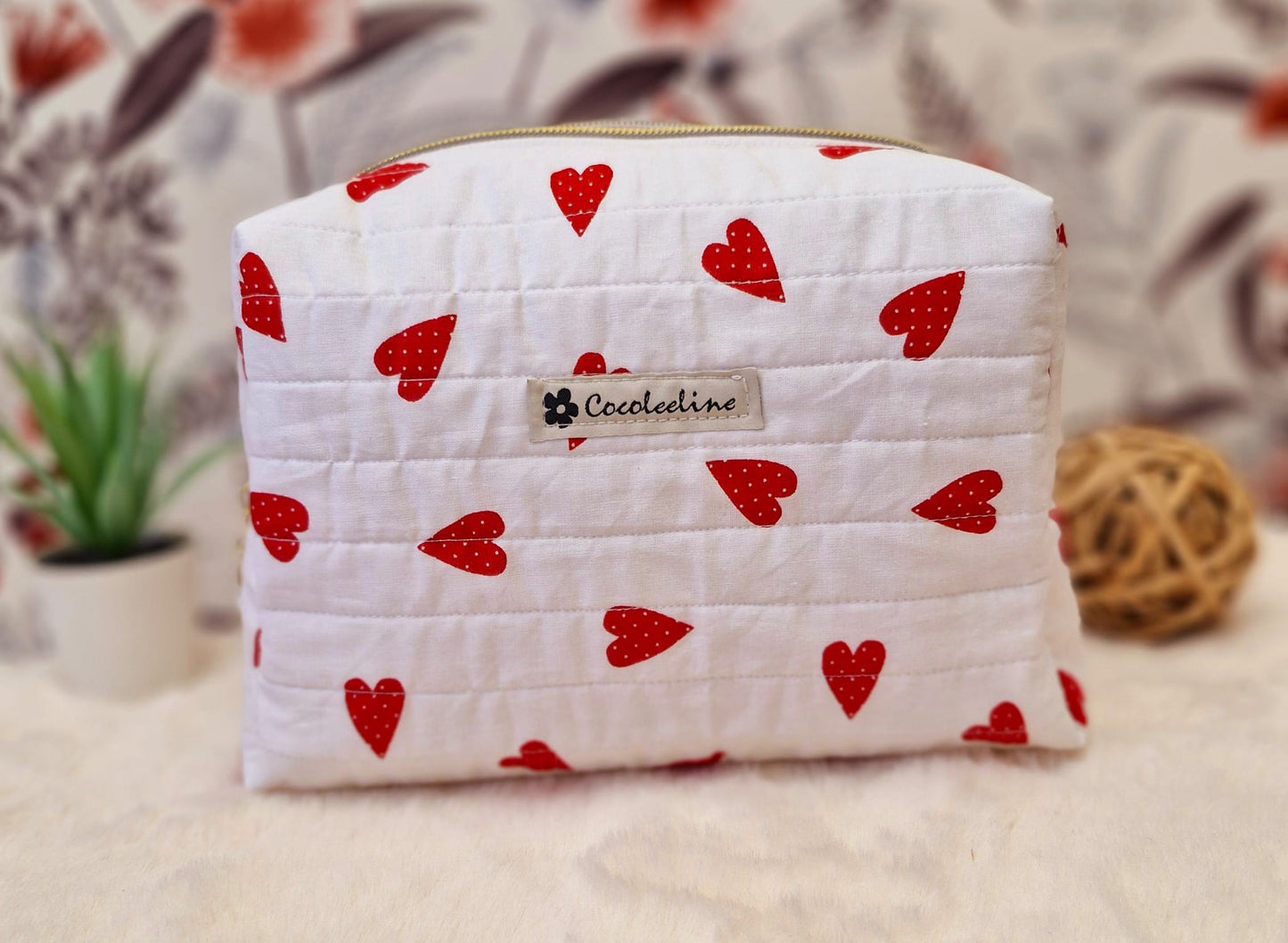 Trousse de Toilette Molletonnée Blanche à Cœurs Rouges – Avec Housse pour Savon et Brosse à Dents cocoleeline