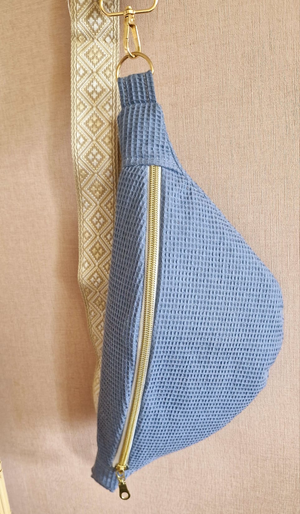 sac banane pour femme bleu en nid d'abeille