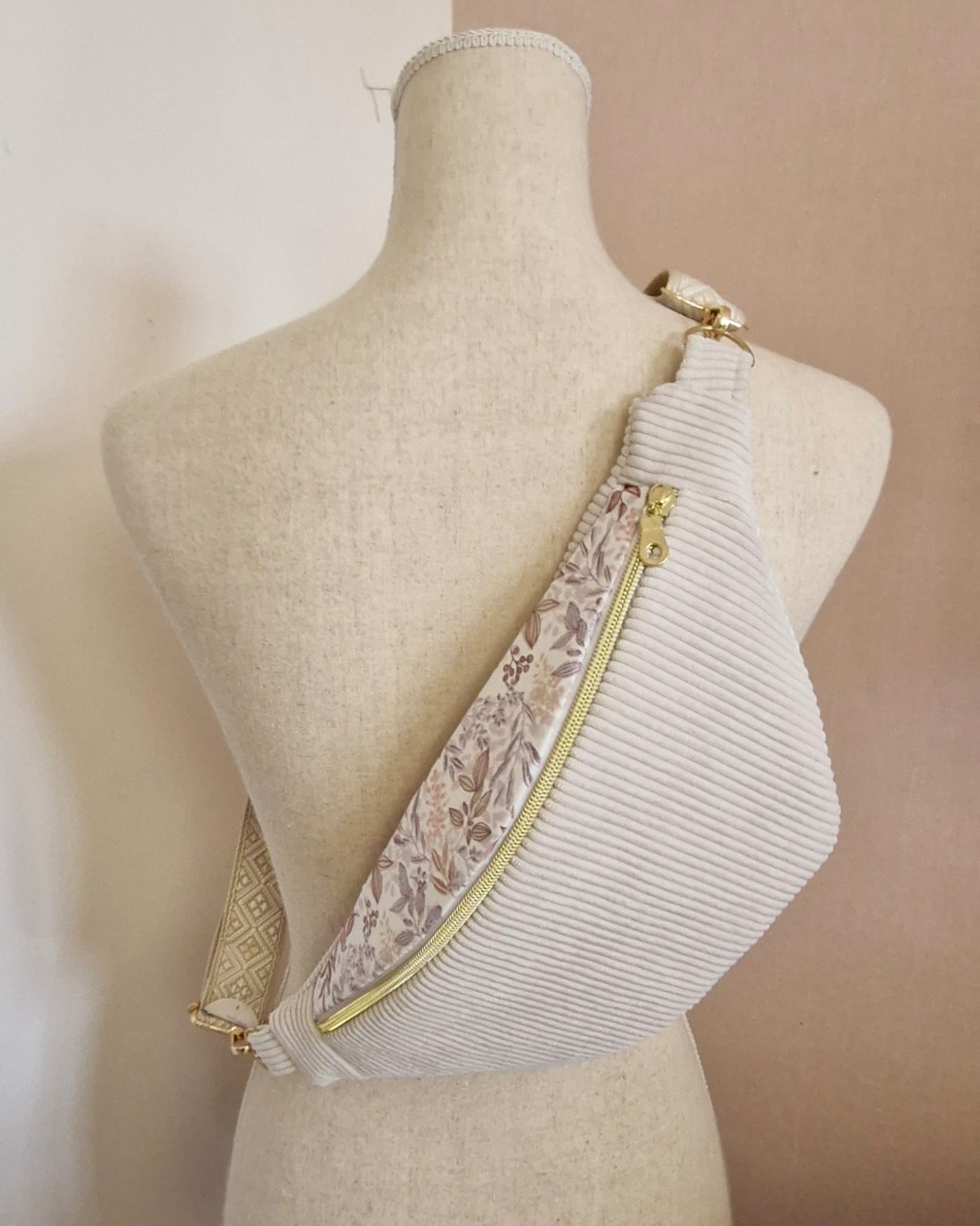 Sac banane fait main en France – Velours côtelé & sangle bohème – Idée cadeau tendance cocoleeline