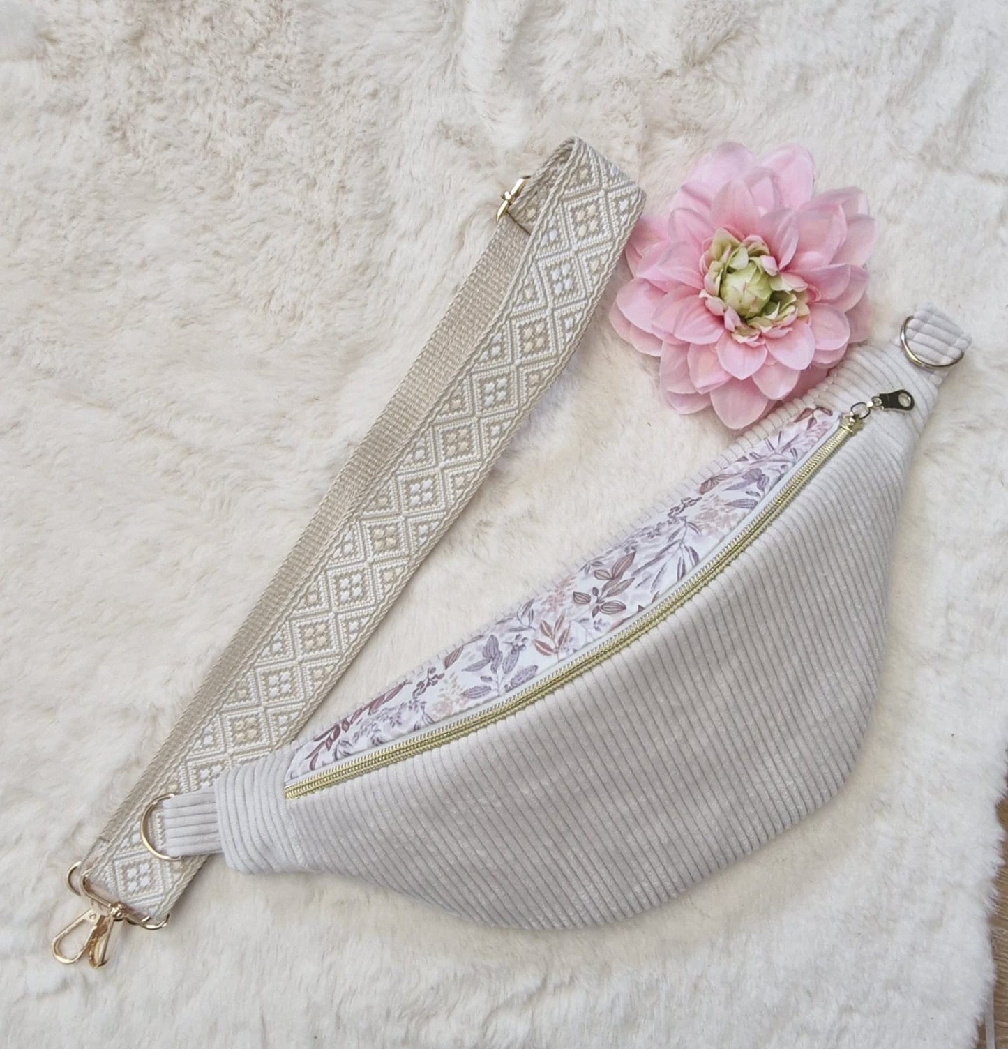 Sac banane fait main en France – Velours côtelé & sangle bohème – Idée cadeau tendance cocoleeline