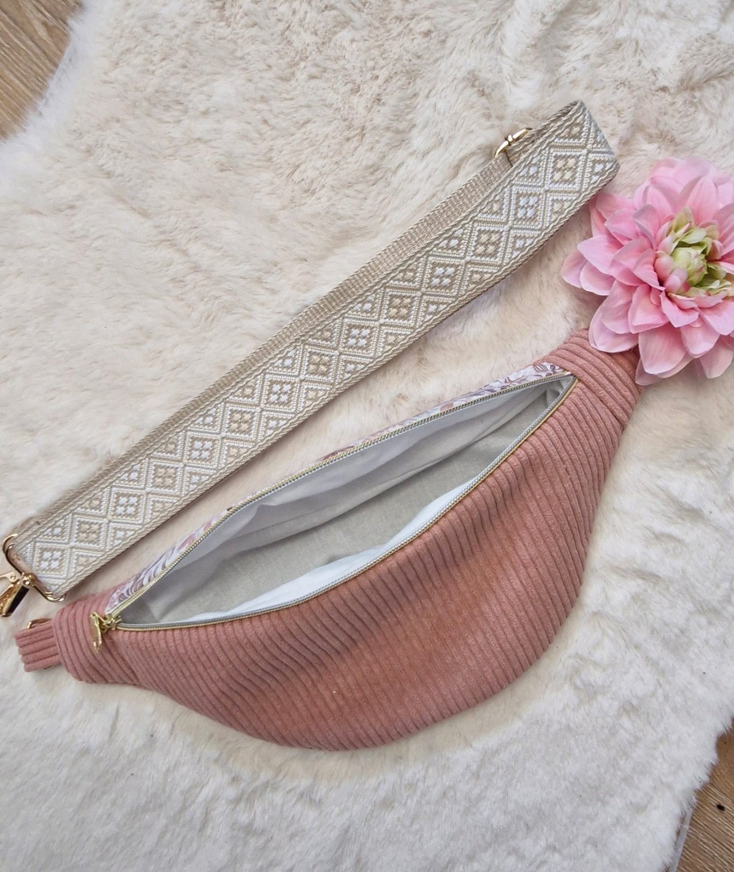 Sac banane fait main en France – Velours côtelé & sangle bohème – Idée cadeau tendance cocoleeline