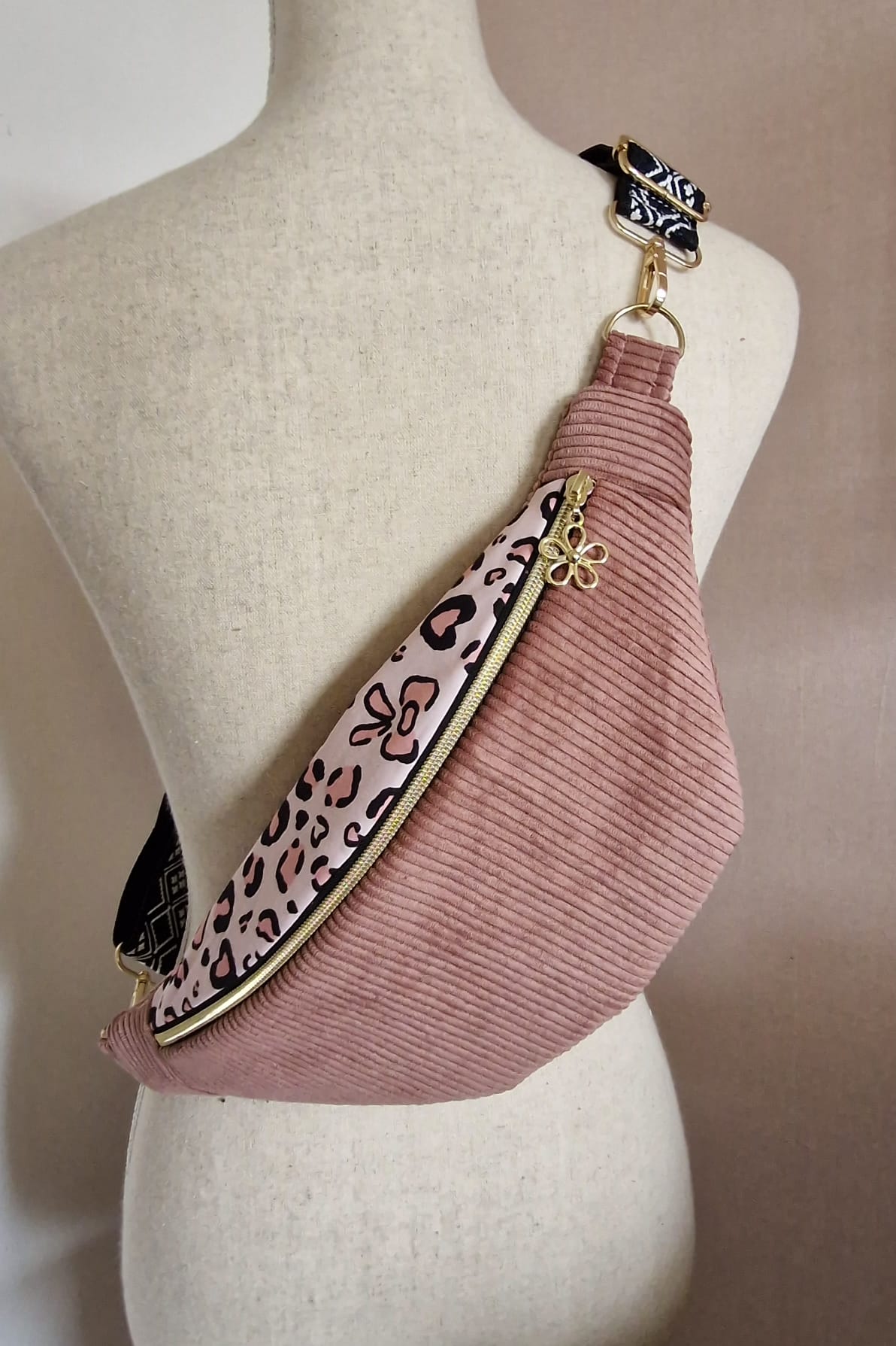Sac banane femme en velours côtelé rose et motif léopard cocoleeline