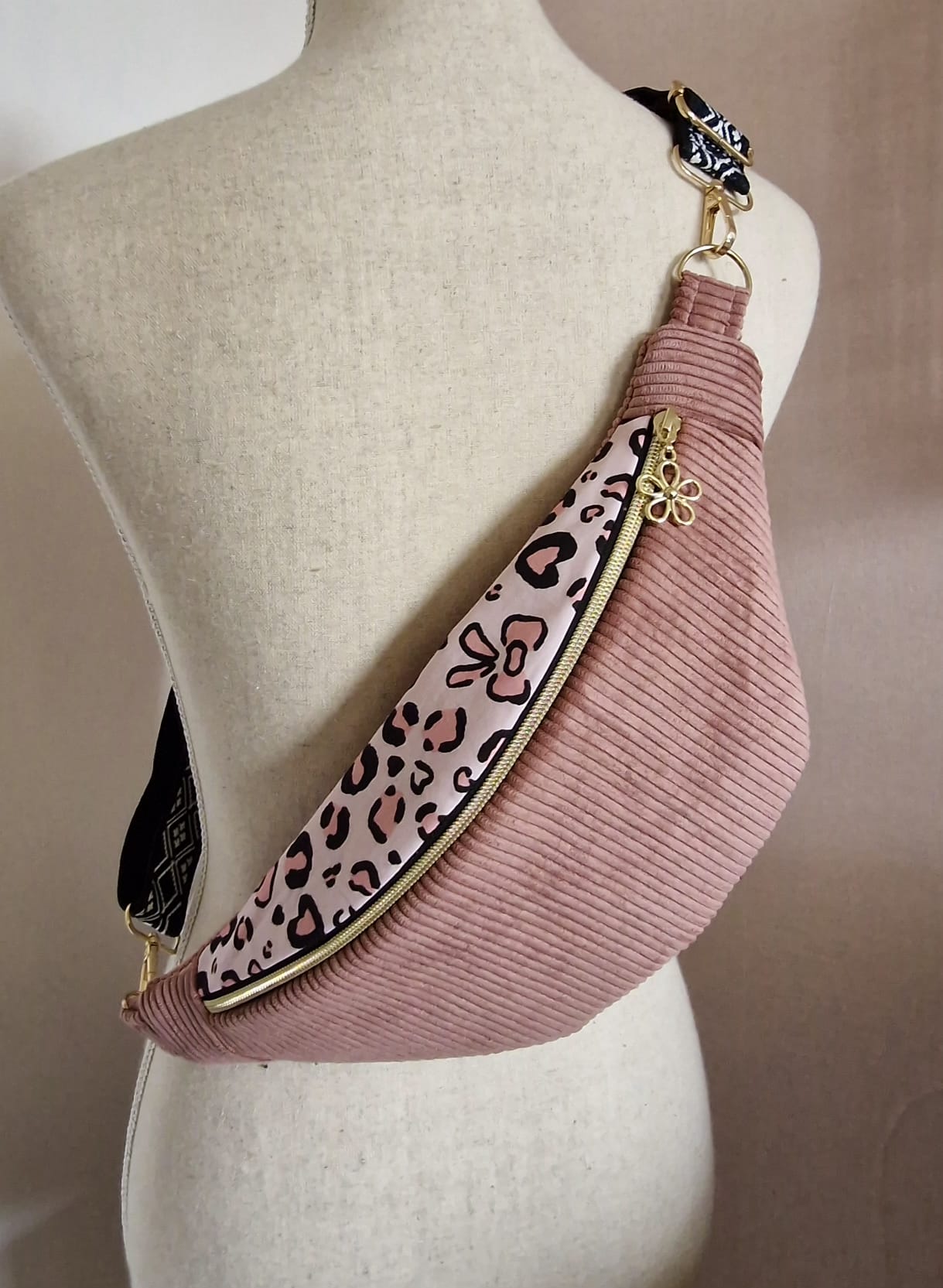 Sac banane femme en velours côtelé rose et motif léopard cocoleeline