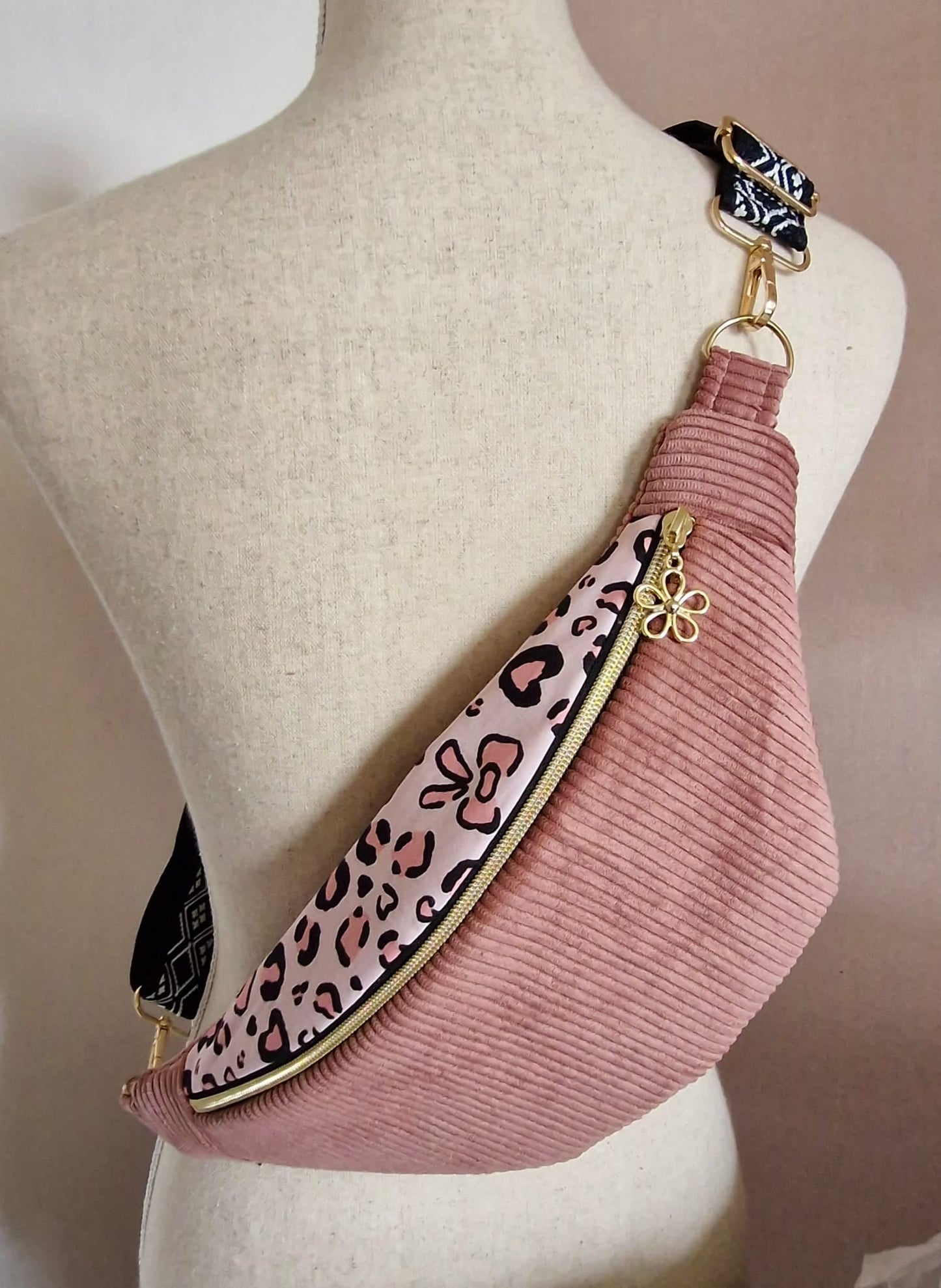 Sac banane femme en velours côtelé rose et motif léopard cocoleeline