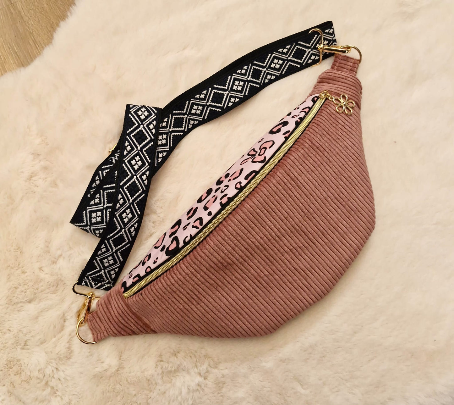 Sac banane femme en velours côtelé rose et motif léopard cocoleeline