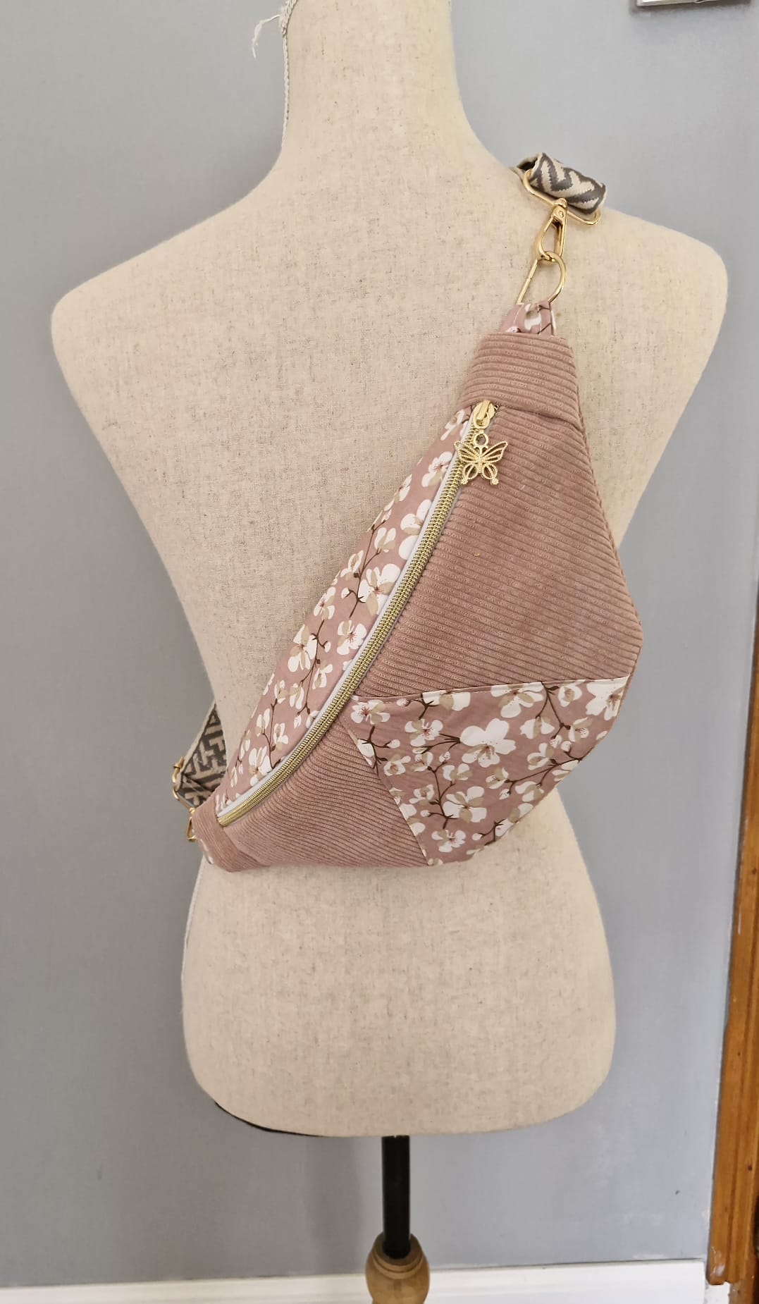 Sac banane fleuri rose velours côtelé – fait main en France , idée cadeau cocoleeline