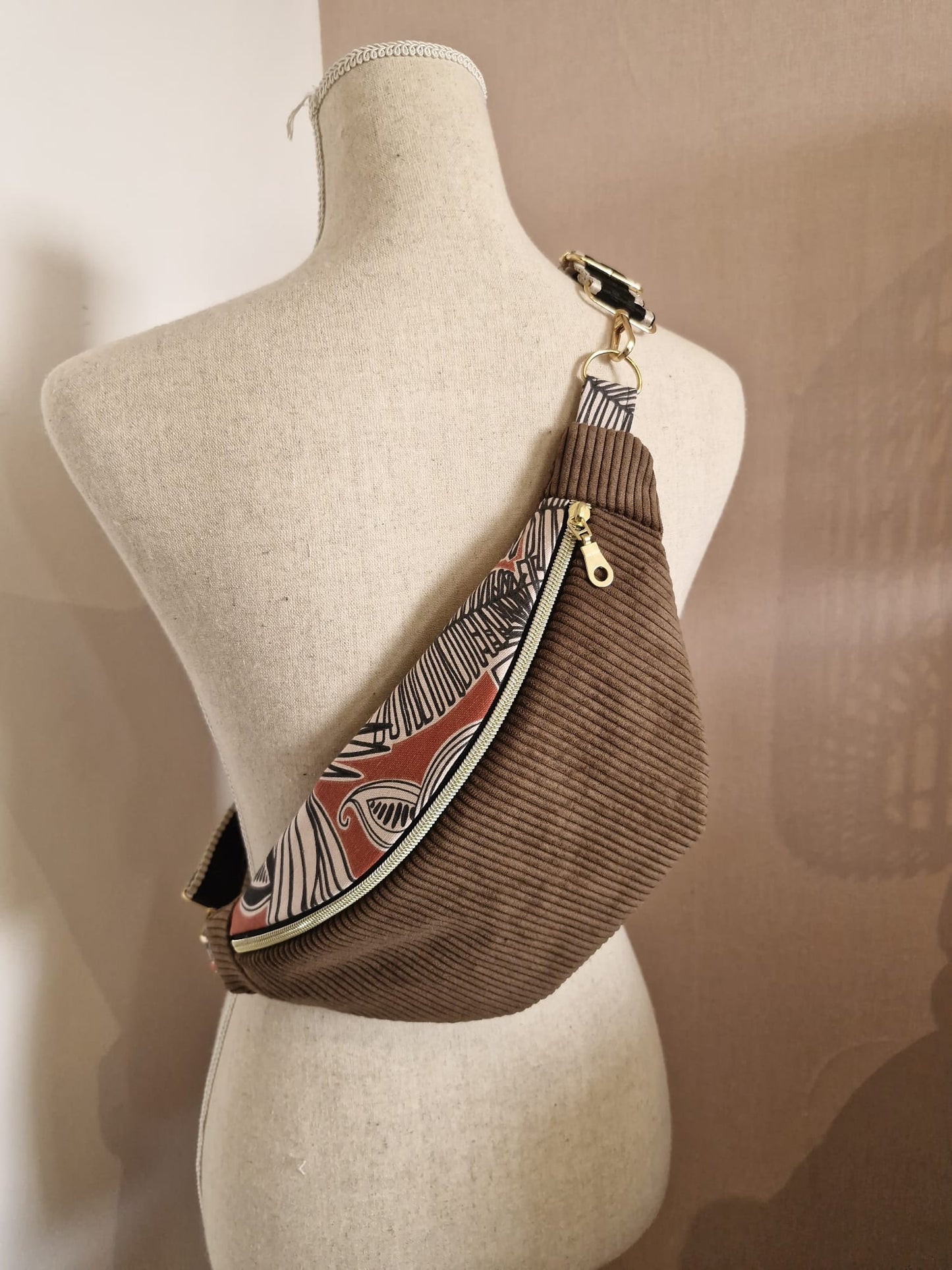 Sac banane en velours côtelé marron et tissu imprimé – fait main en France – Idée cadeau de noël cocoleeline