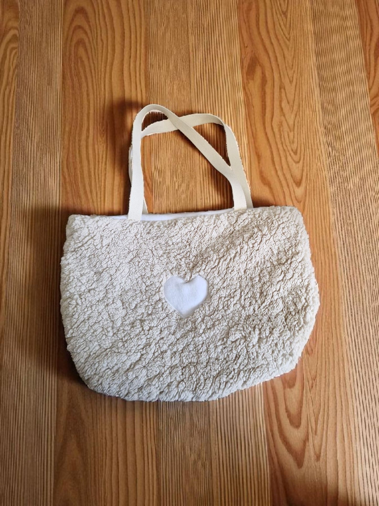 Sac cabas en sherpa beige avec cœur – grand sac doux intérieur polaire blanc 50x40 cm – sac fourre-tout cosy hiver cocoleeline
