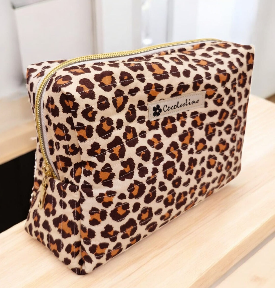 Trousse de toilette motif léopard matelassé – Élégance et praticité pour vos essentiels beauté cocoleeline