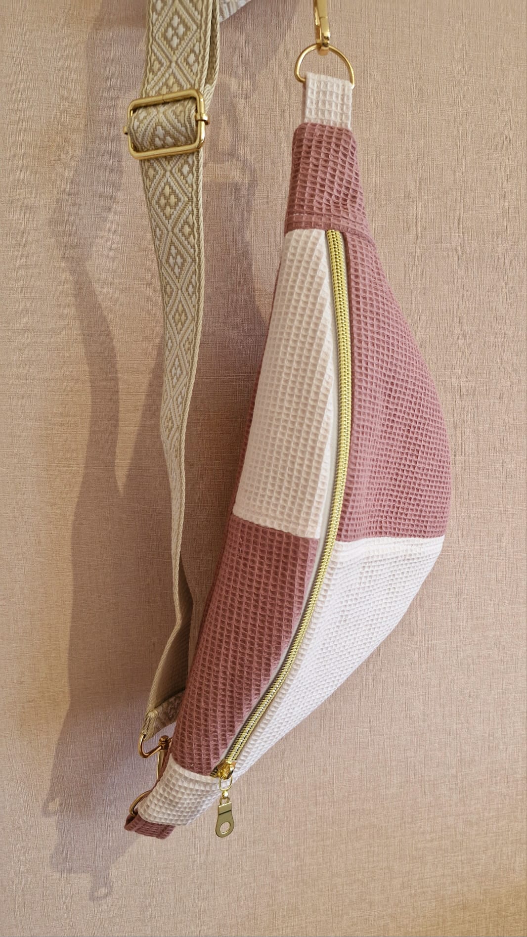 sac banane pour femme rose en tissu nid d'abeille
