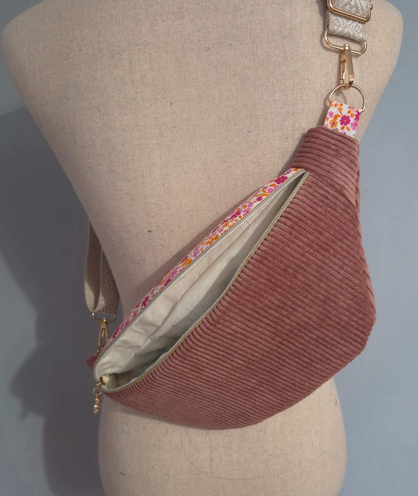 Sac banane en velours côtelé vieux rose – rabat fleuri