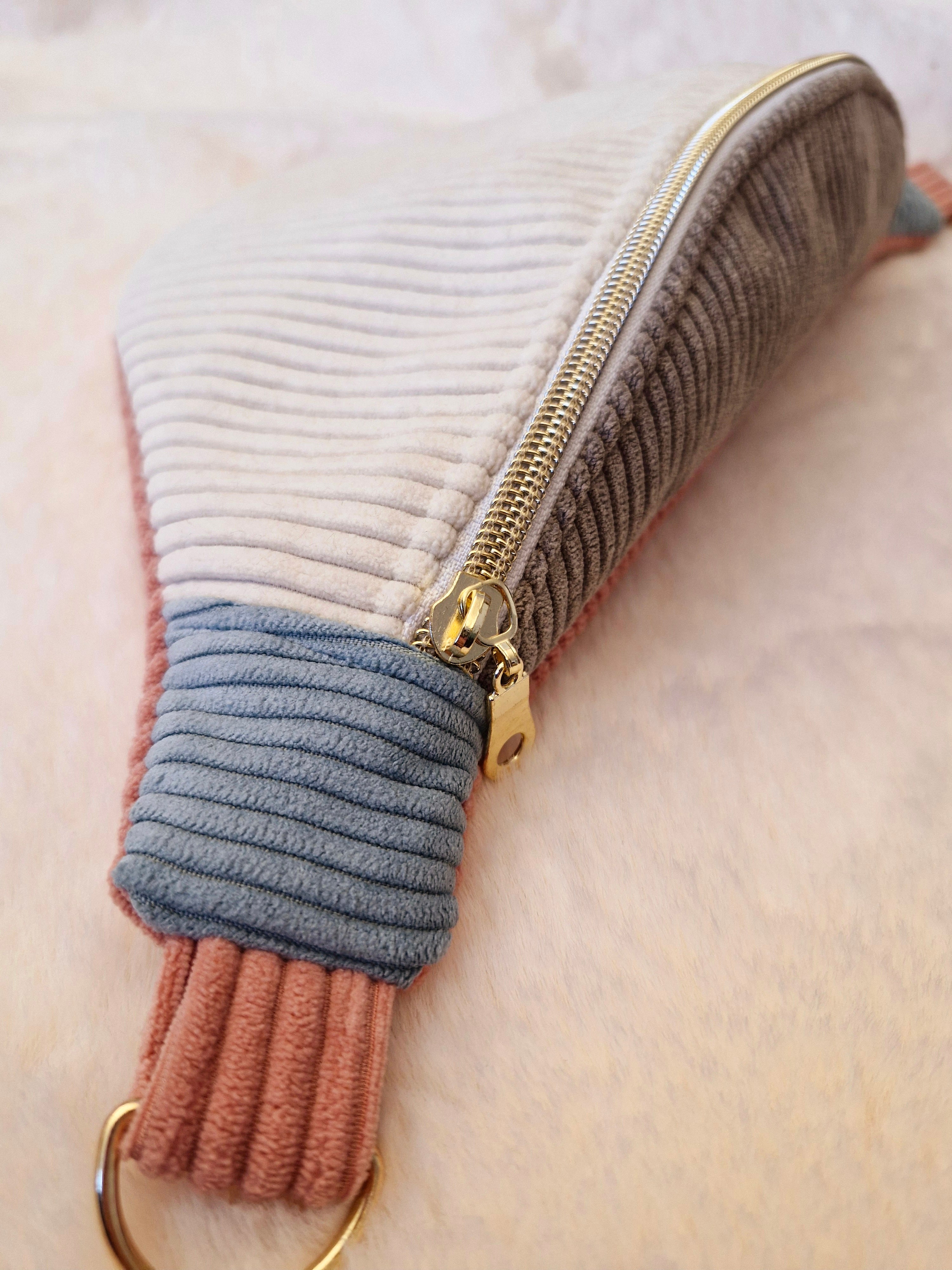 Sac banane femme en velours côtelé rose , bleu , gris , blanc écru intérieur petit coeur "DAISY" cocoleeline
