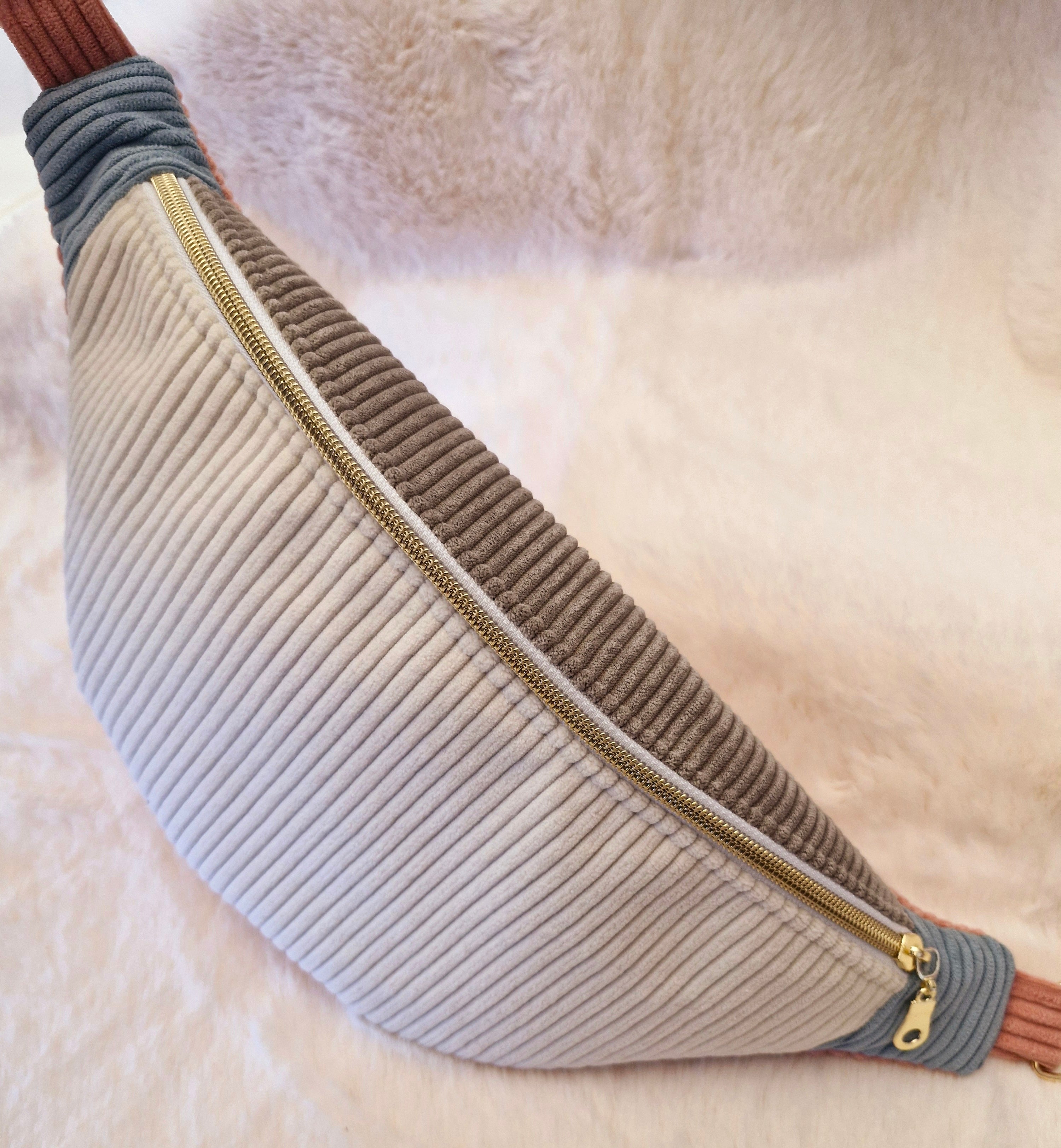 Sac banane femme en velours côtelé rose , bleu , gris , blanc écru intérieur petit coeur "DAISY" cocoleeline