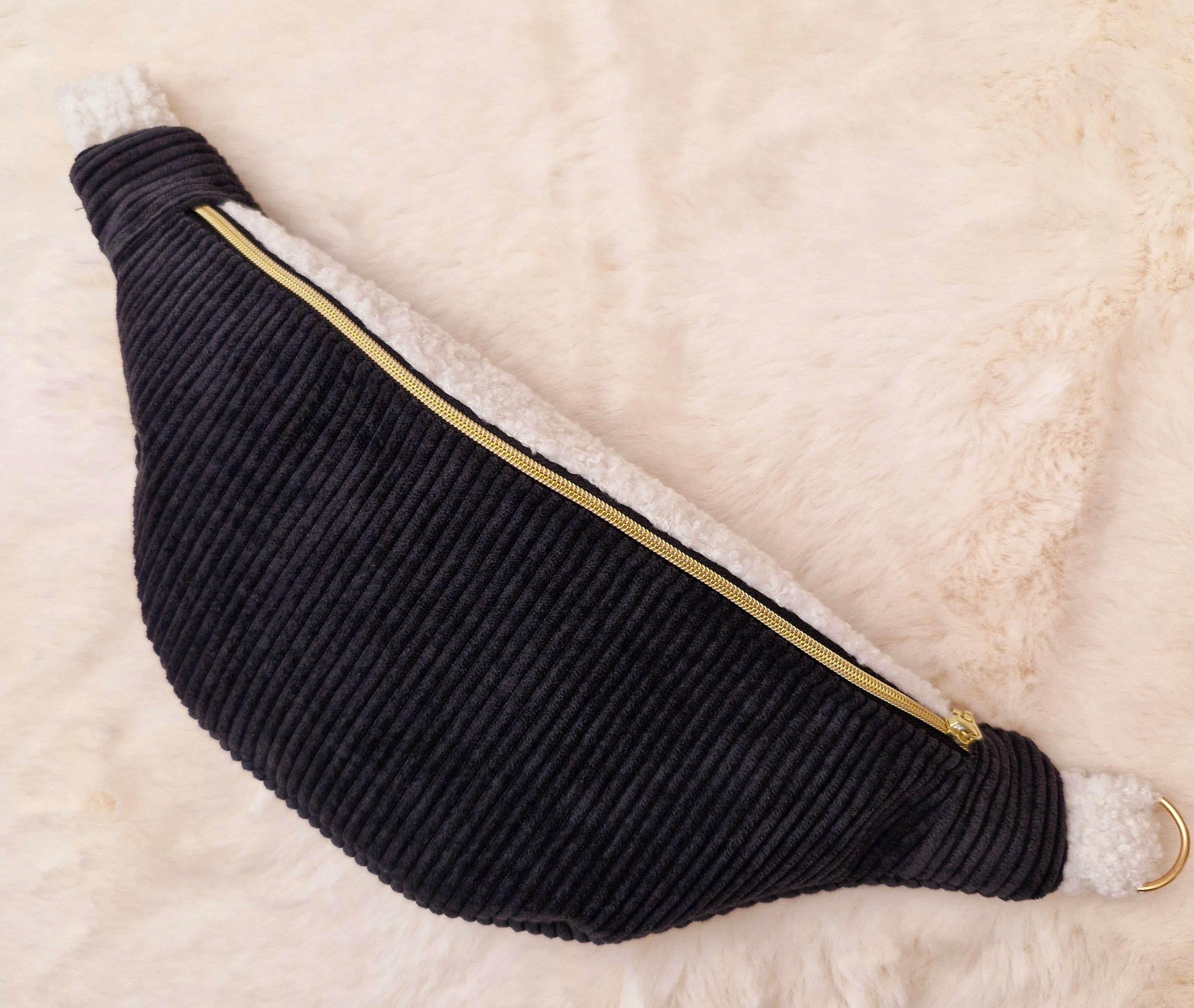 Sac banane femme en velours côtelé noir et moumoute blanche "FANNIA" cocoleeline