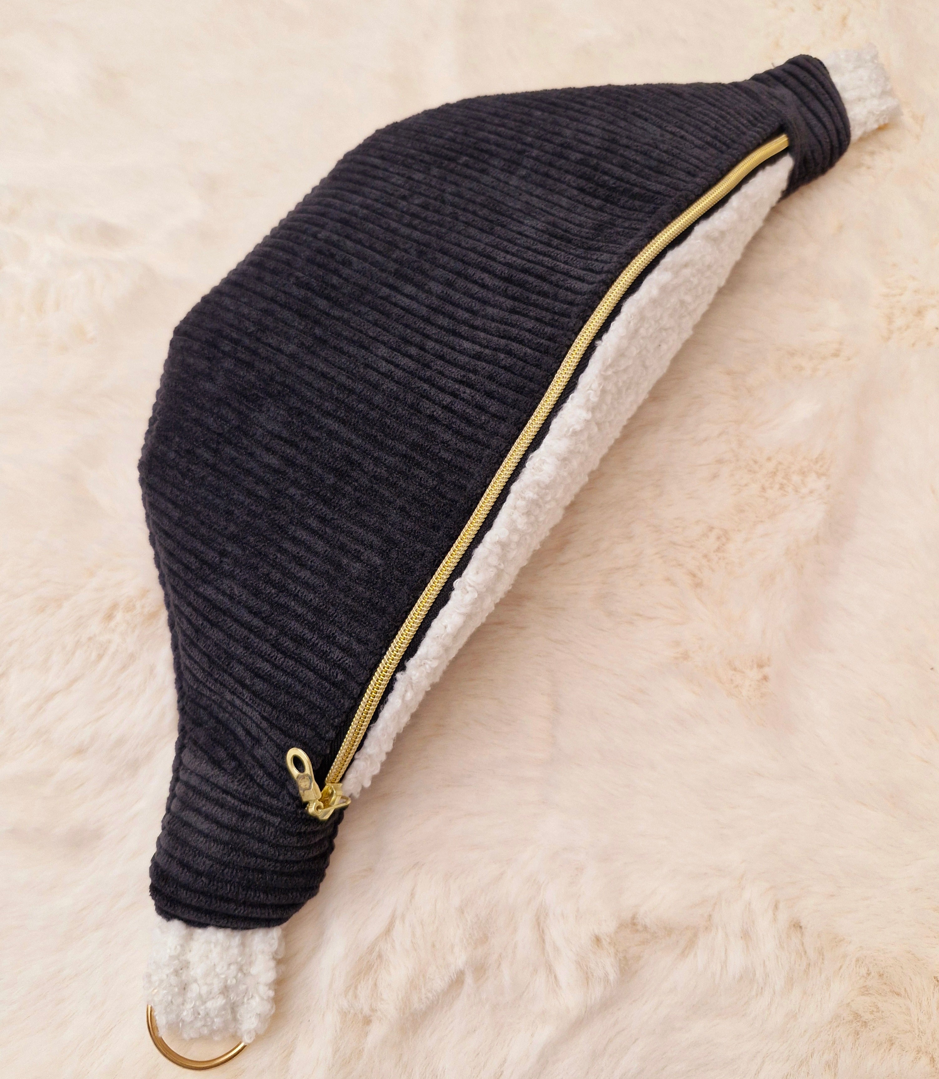 Sac banane femme en velours côtelé noir et moumoute blanche "FANNIA" cocoleeline