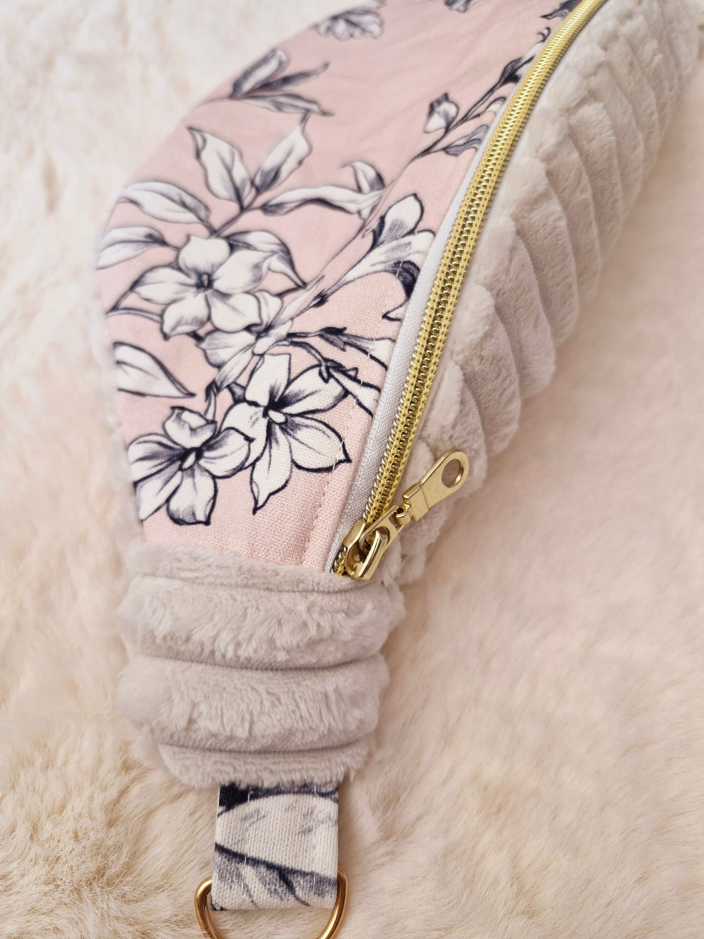 Sac Banane en Velours Blanc Grosse Côte et Toile de Coton Rose Fleurie – Élégance Romantique et Praticité Moderne "JOILY" cocoleeline