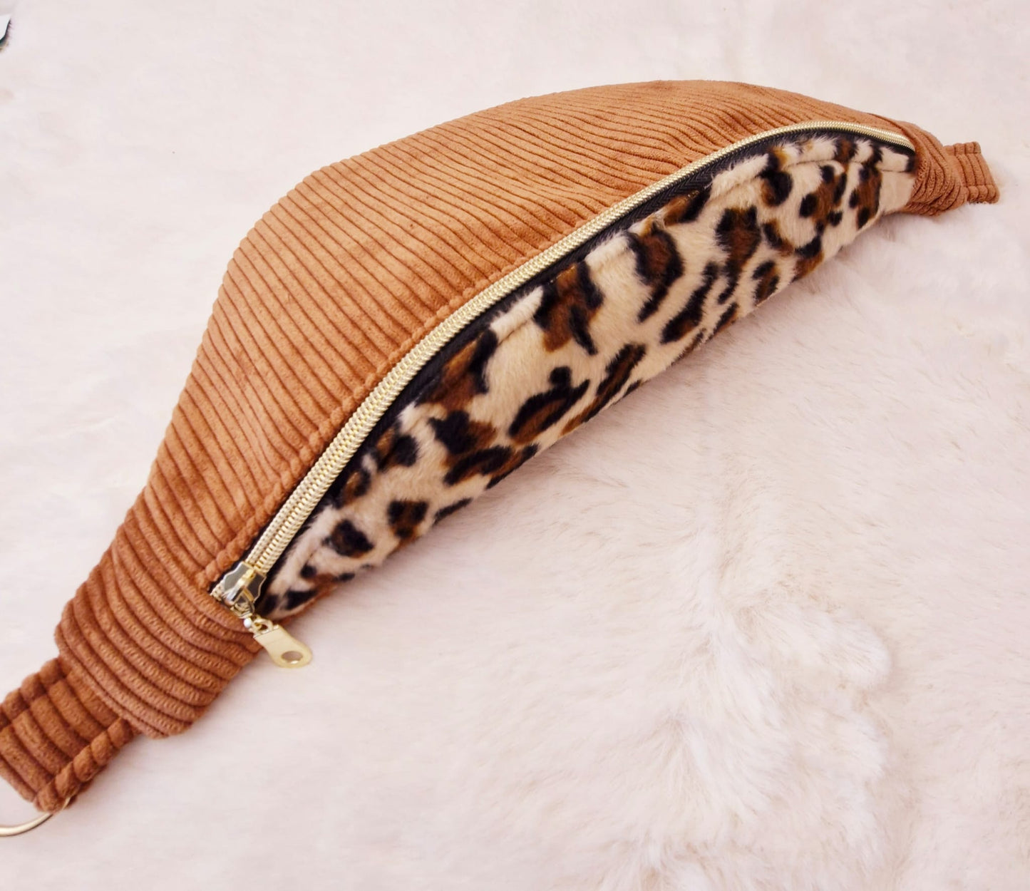 Sac Banane en Velours Côtelé Marron avec Rabat Léopard – Élégance Sauvage et Intemporelle "MEMPHIS" cocoleeline