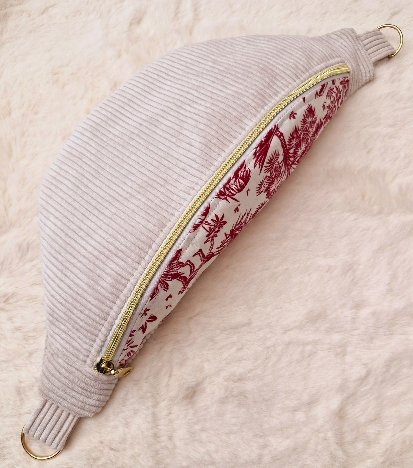 Sac Banane en Velours Côtelé Écru et Rabat Motif Savane Rouge – Un Look Sauvage et Élégant "YUNKEE" cocoleeline