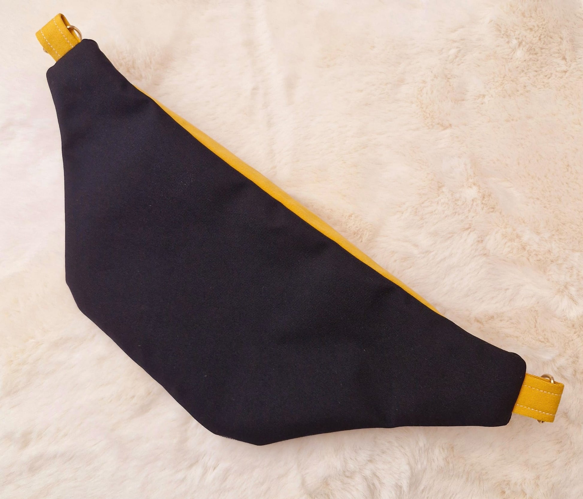 Sac Banane en Tissu Recyclé : Une Création Unique et Responsable cocoleeline