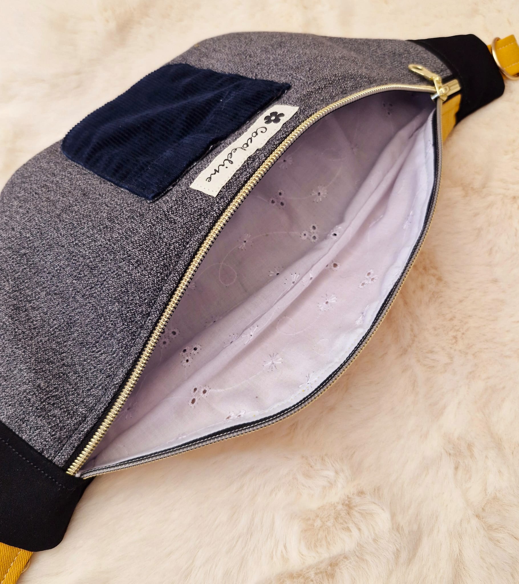 Sac Banane en Tissu Recyclé : Une Création Unique et Responsable cocoleeline