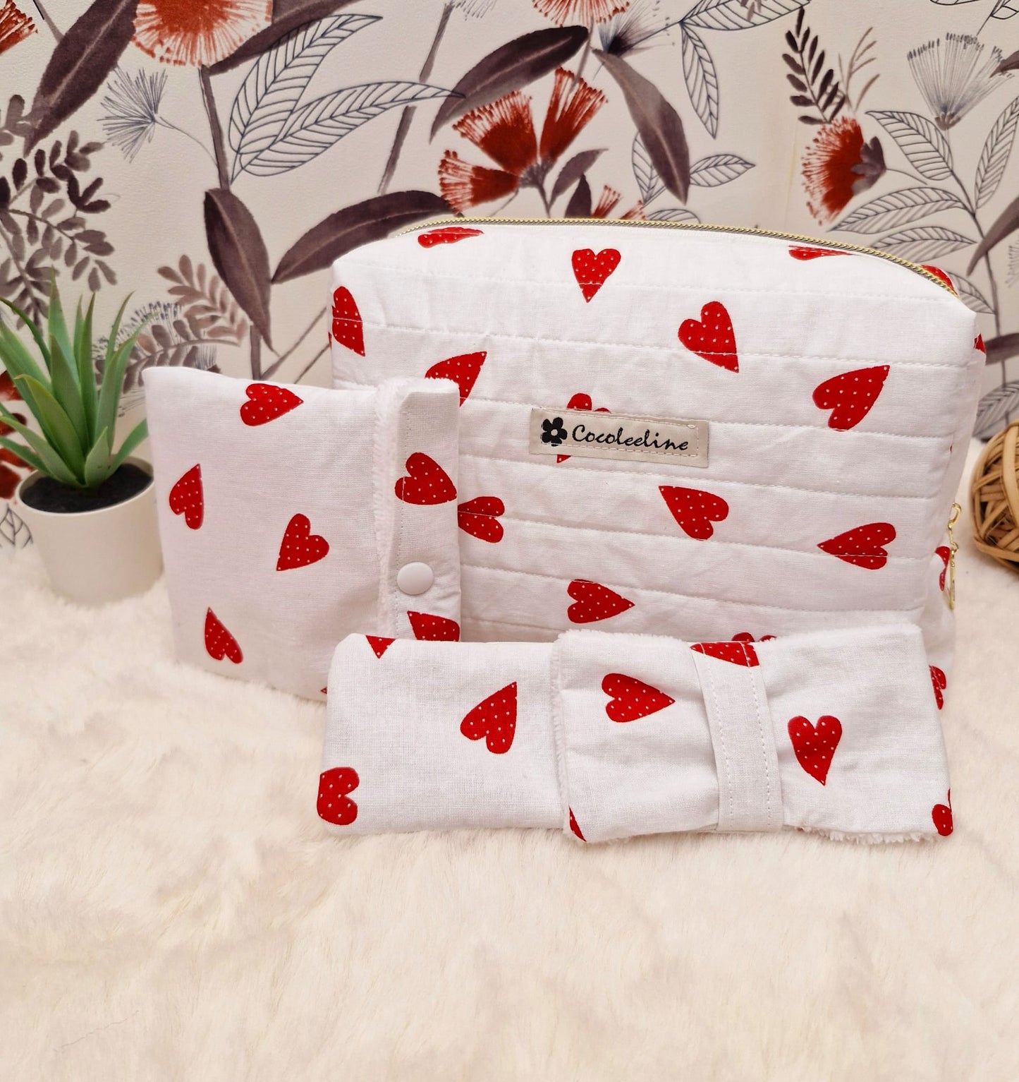 Trousse de Toilette Molletonnée Blanche à Cœurs Rouges – Avec Housse pour Savon et Brosse à Dents cocoleeline