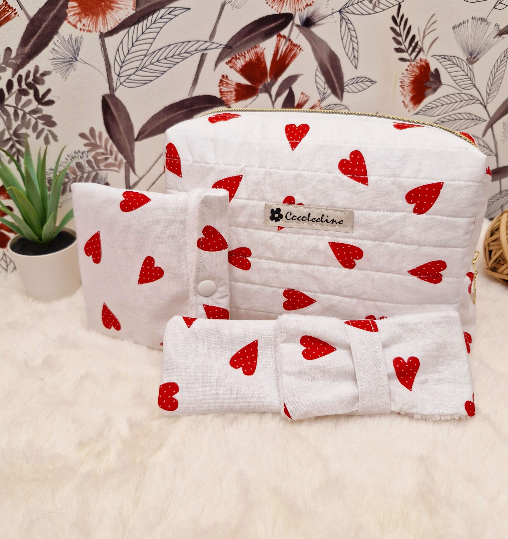 Trousse de Toilette Molletonnée Blanche à Cœurs Rouges – Avec Housse pour Savon et Brosse à Dents cocoleeline