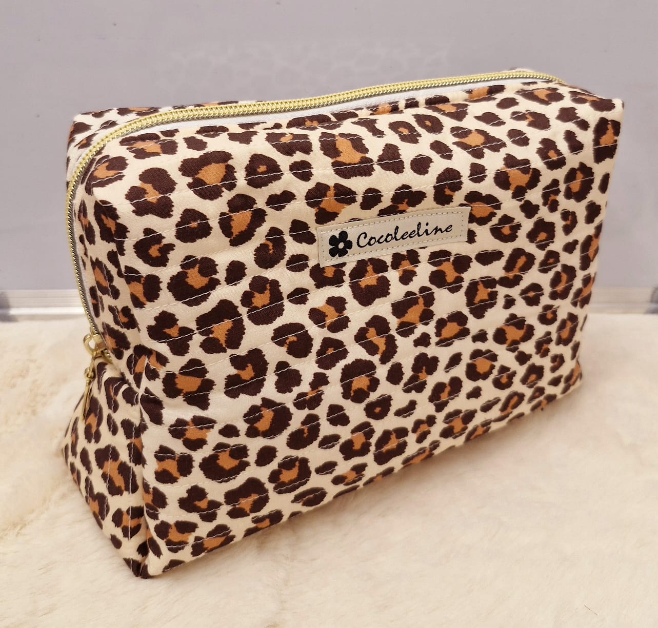 Trousse de toilette motif léopard matelassé – Élégance et praticité pour vos essentiels beauté cocoleeline