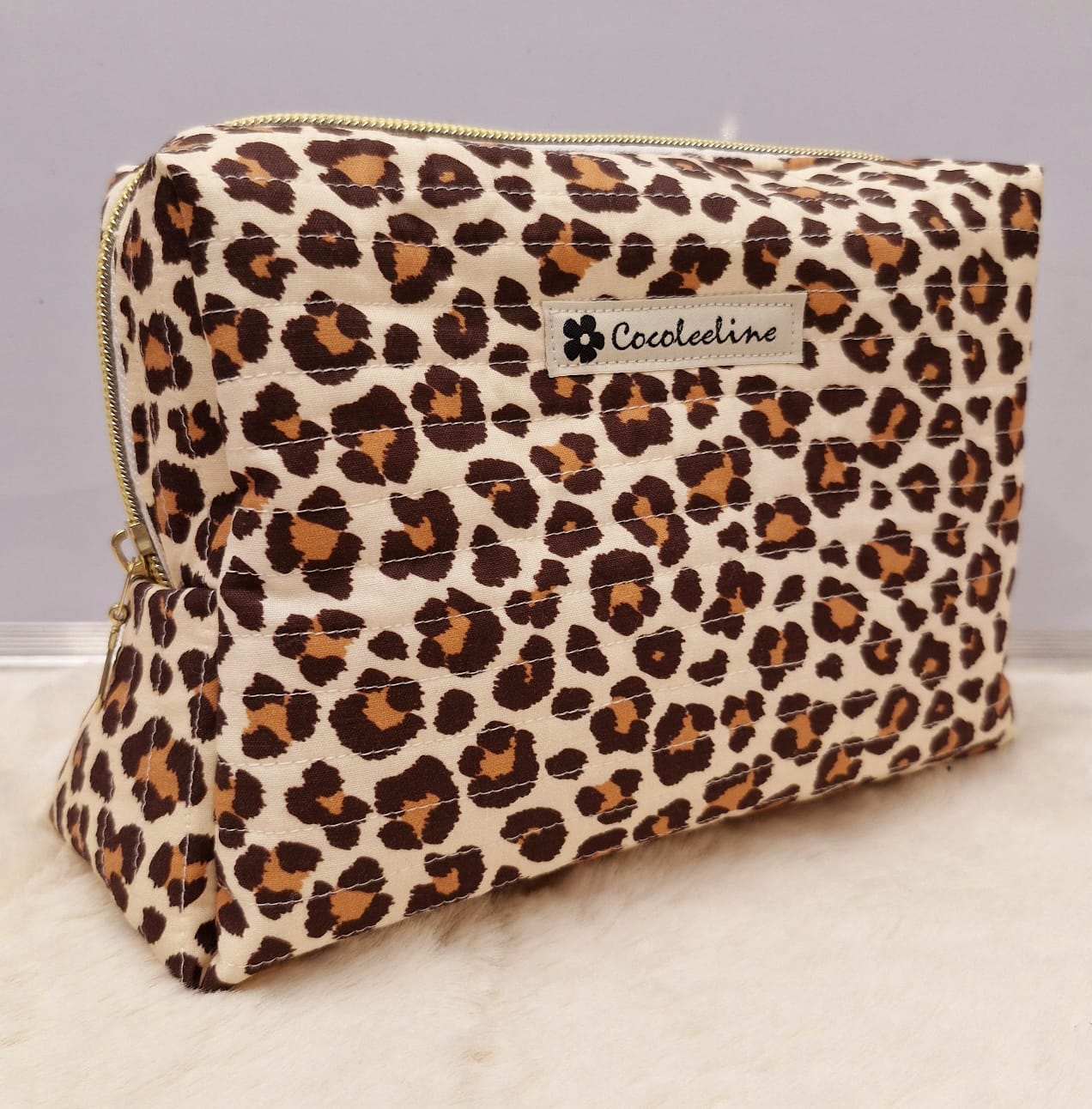 Trousse de toilette motif léopard matelassé – Élégance et praticité pour vos essentiels beauté cocoleeline