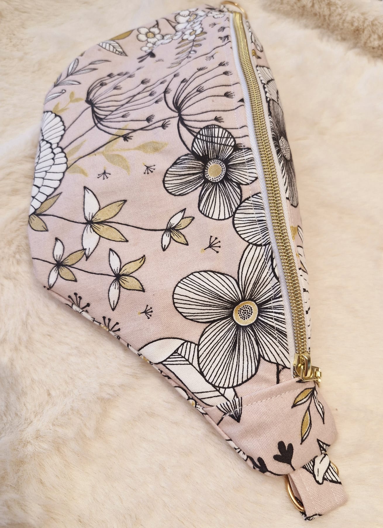 sac banane pour femme rose avec des fleurs