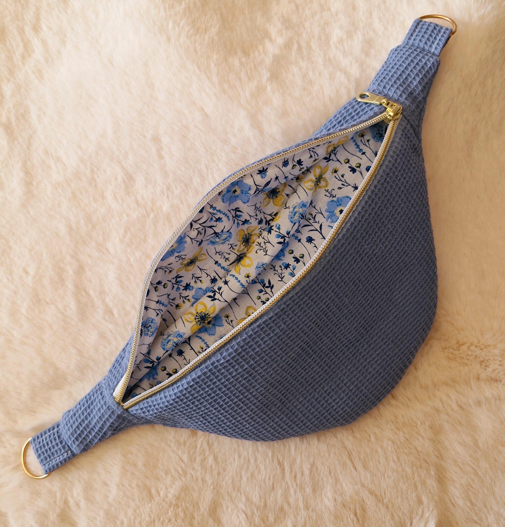 sac banane ouvert avec un intérieur motif fleur