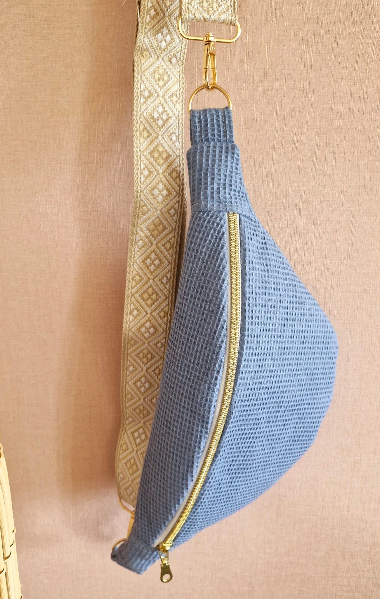 sac banane bleu en tissu nid d'abeille
