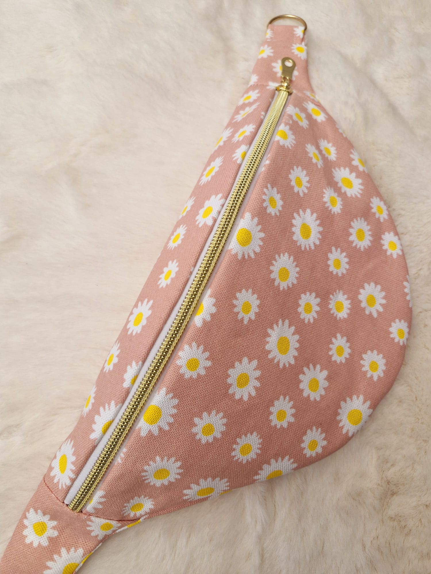 sac banane rose avec des marguerites 
