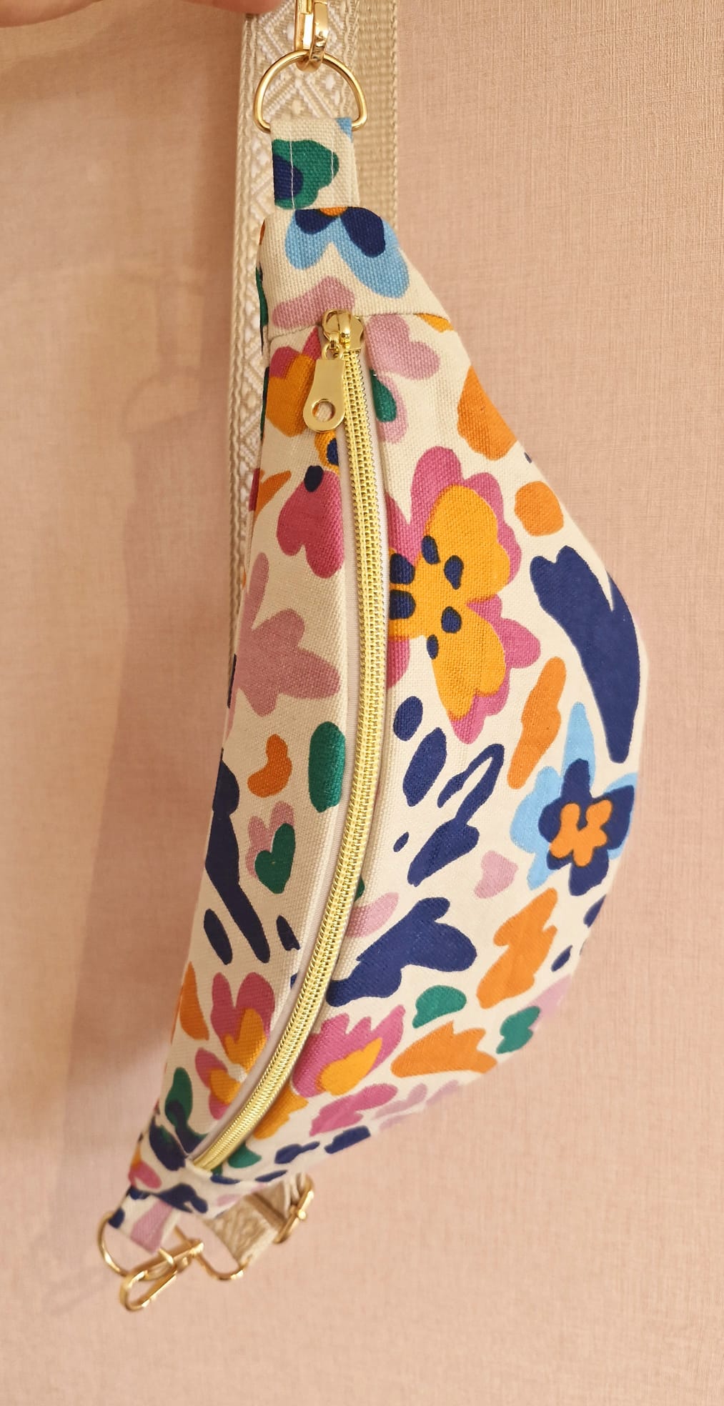 sac banane pour femme multicolore porté 