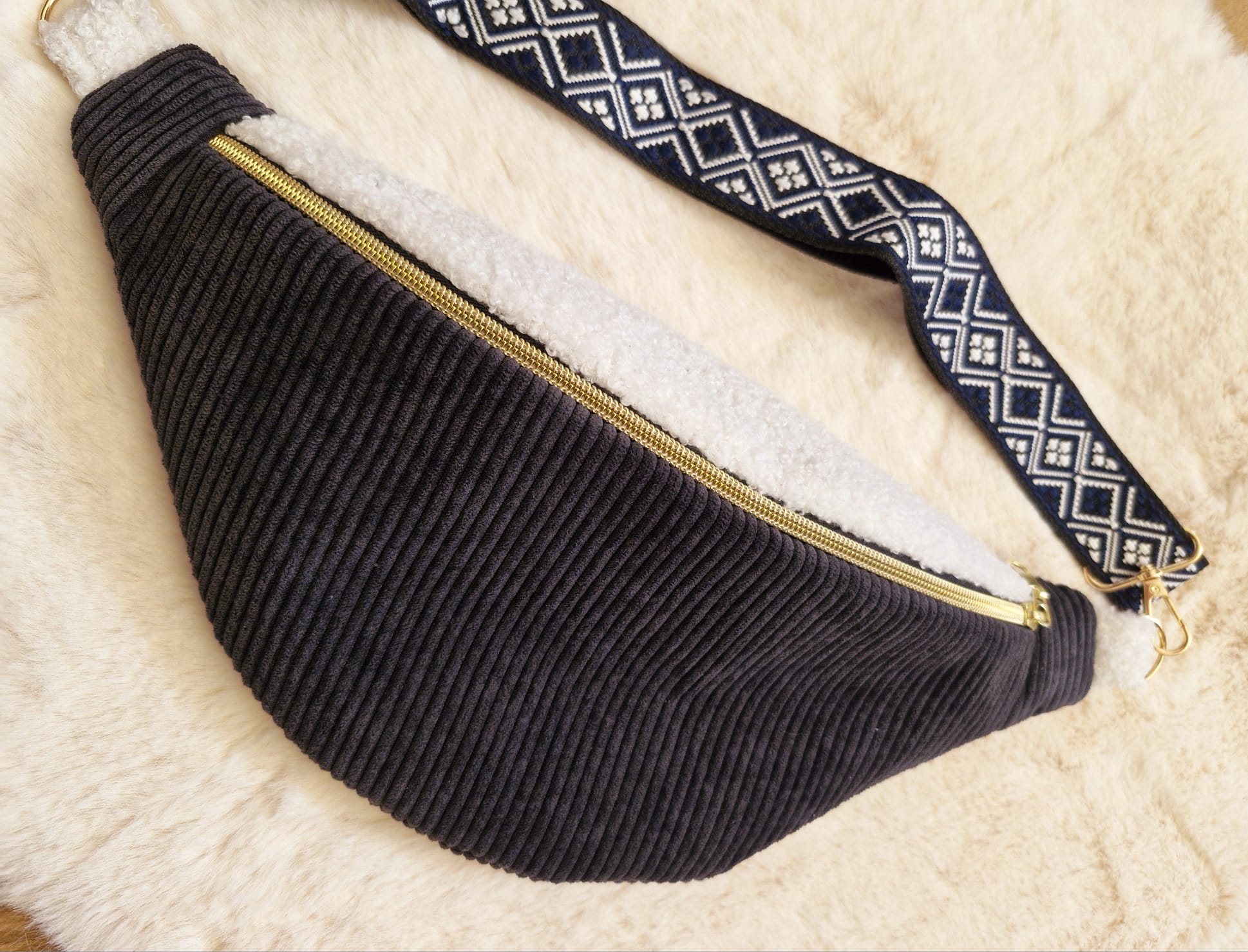 Sac banane femme en velours côtelé noir et moumoute blanche "FANNIA" cocoleeline