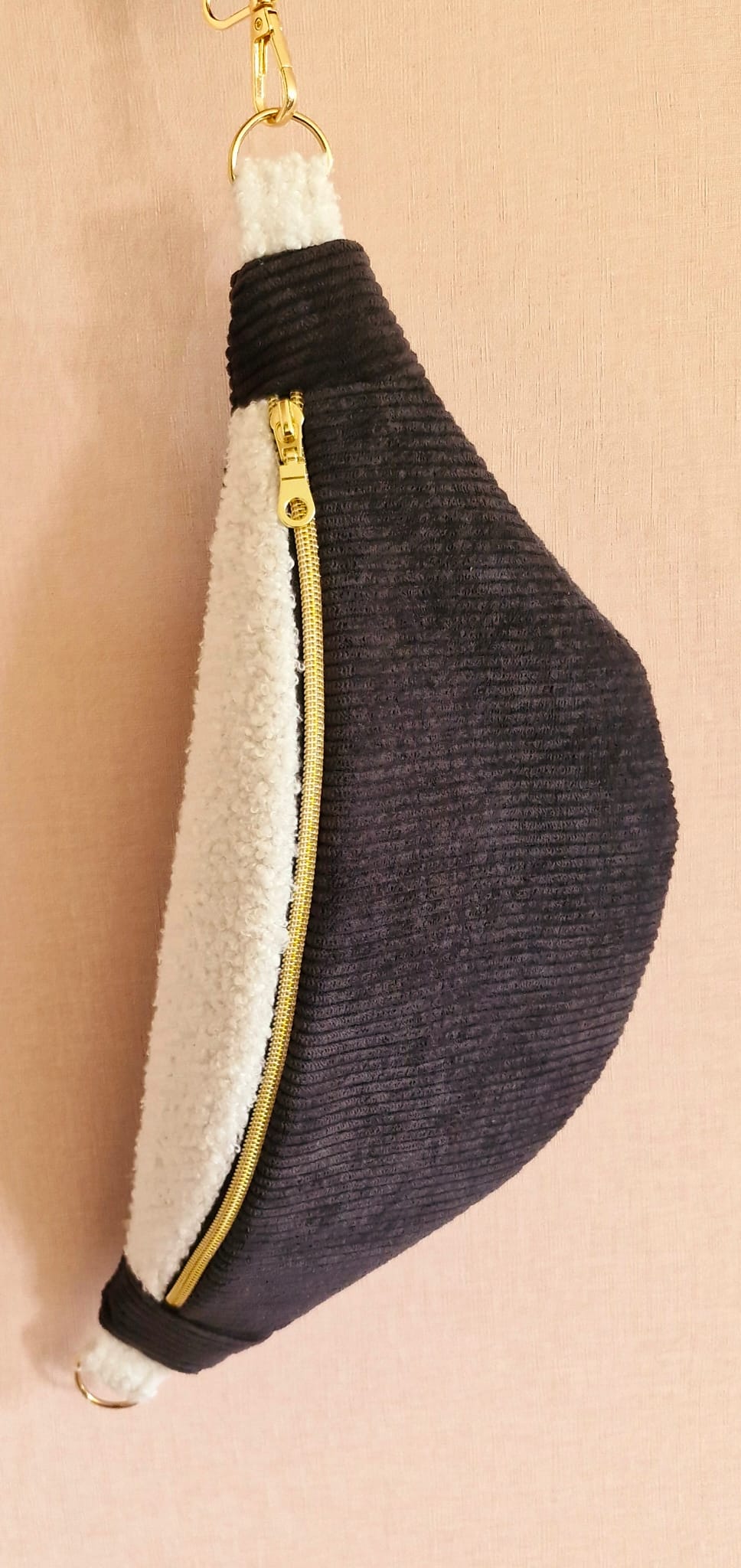 Sac banane femme en velours côtelé noir et moumoute blanche "FANNIA" cocoleeline