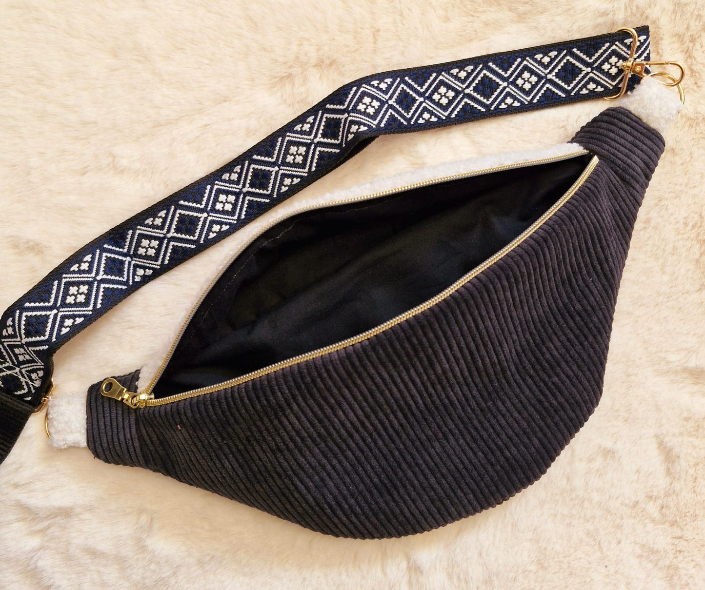 Sac banane femme en velours côtelé noir et moumoute blanche "FANNIA" cocoleeline