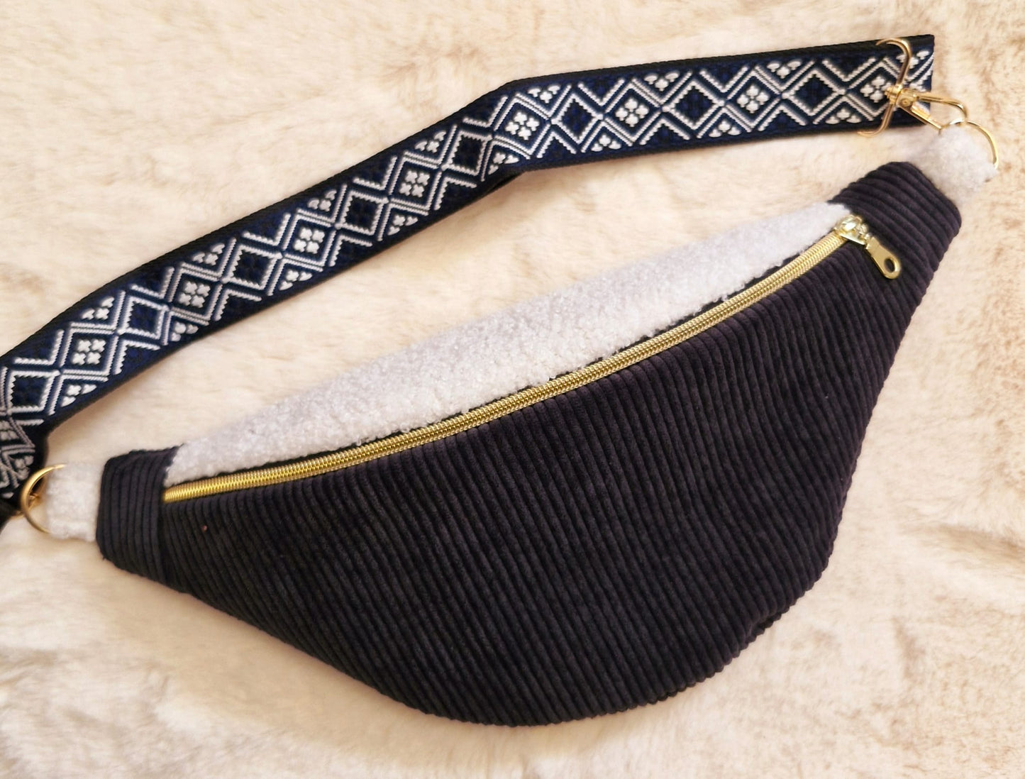 Sac banane femme en velours côtelé noir et moumoute blanche "FANNIA" cocoleeline