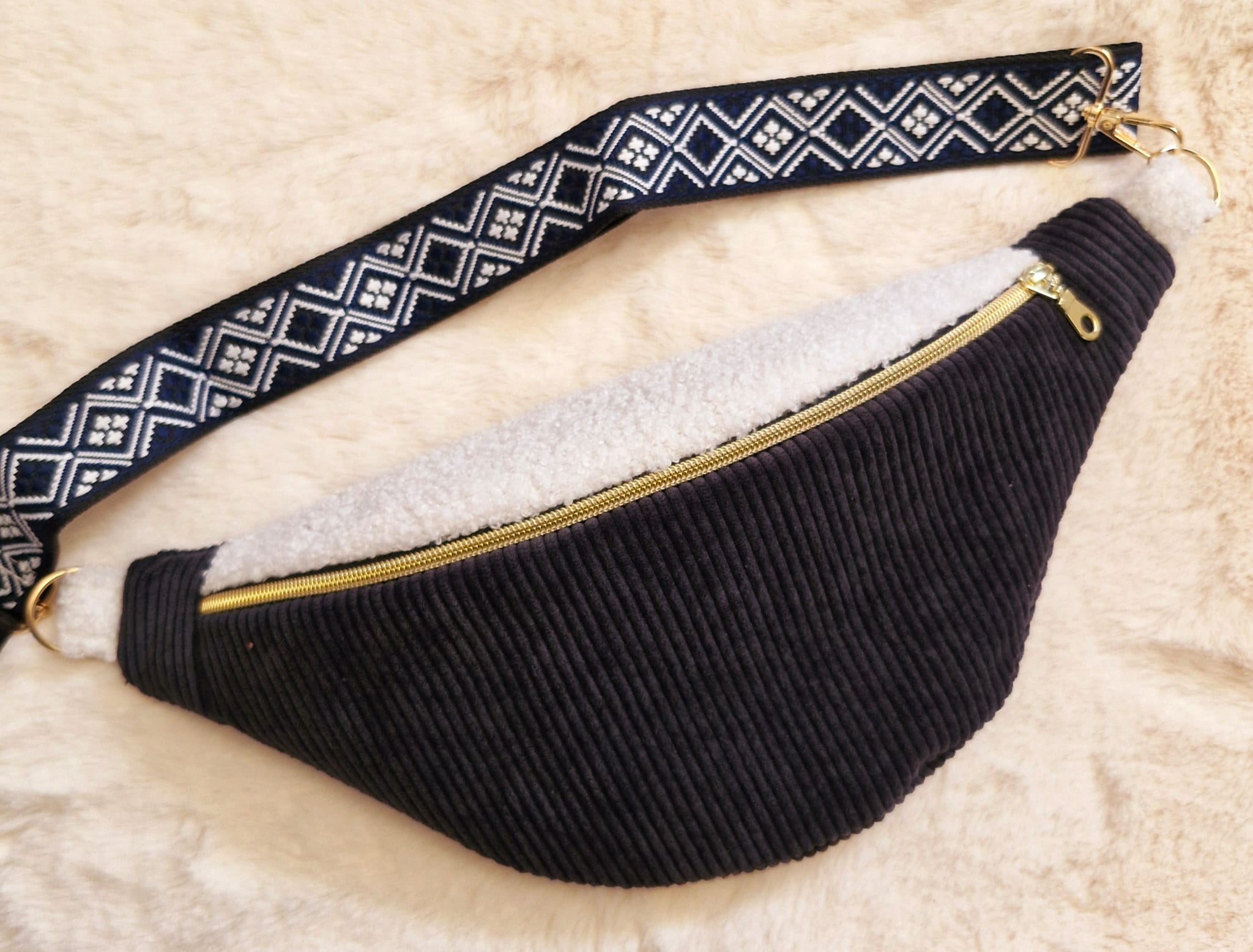 Sac banane femme en velours côtelé noir et moumoute blanche "FANNIA" cocoleeline