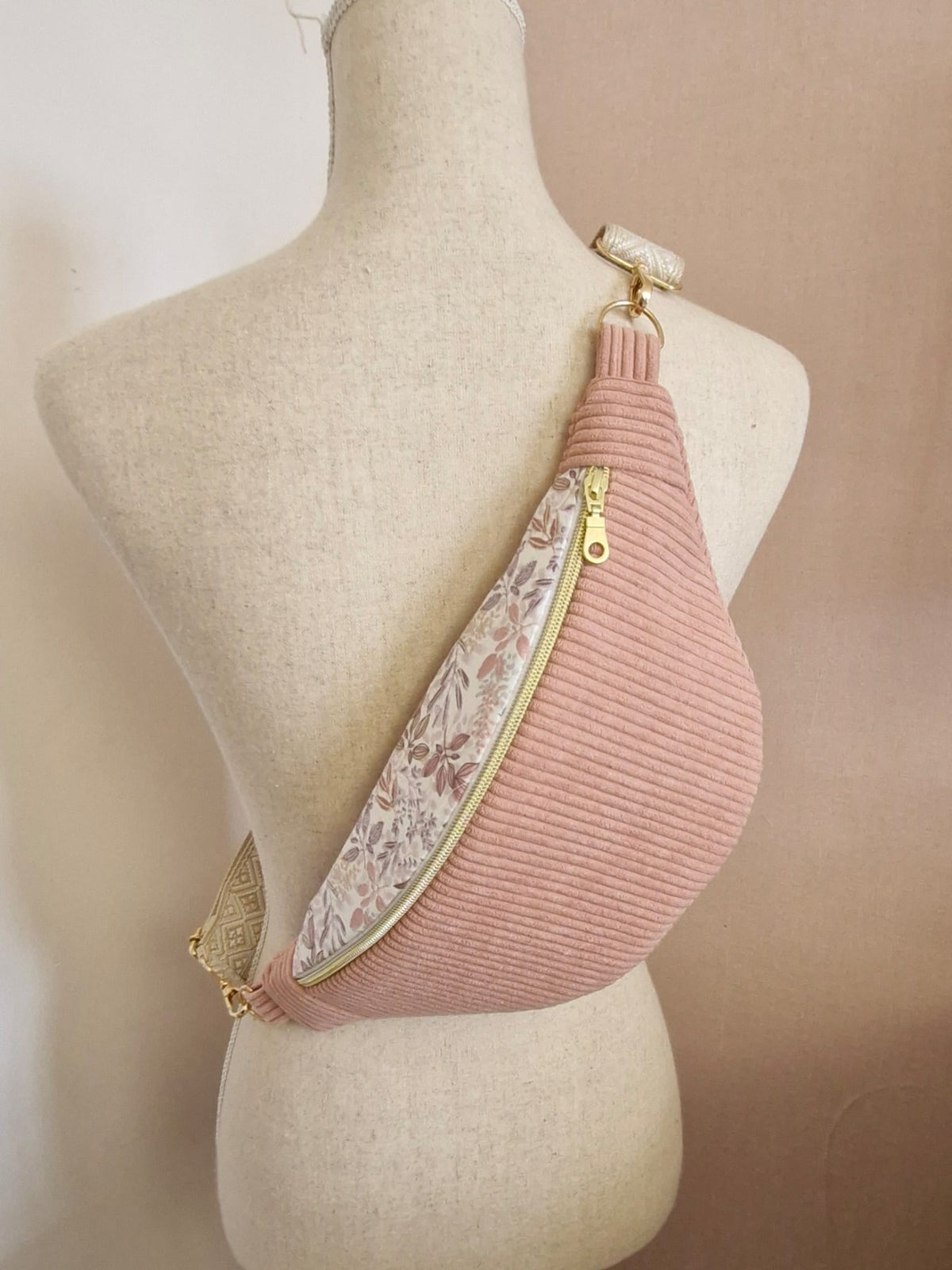 Sac banane fait main en France – Velours côtelé & sangle bohème – Idée cadeau tendance cocoleeline