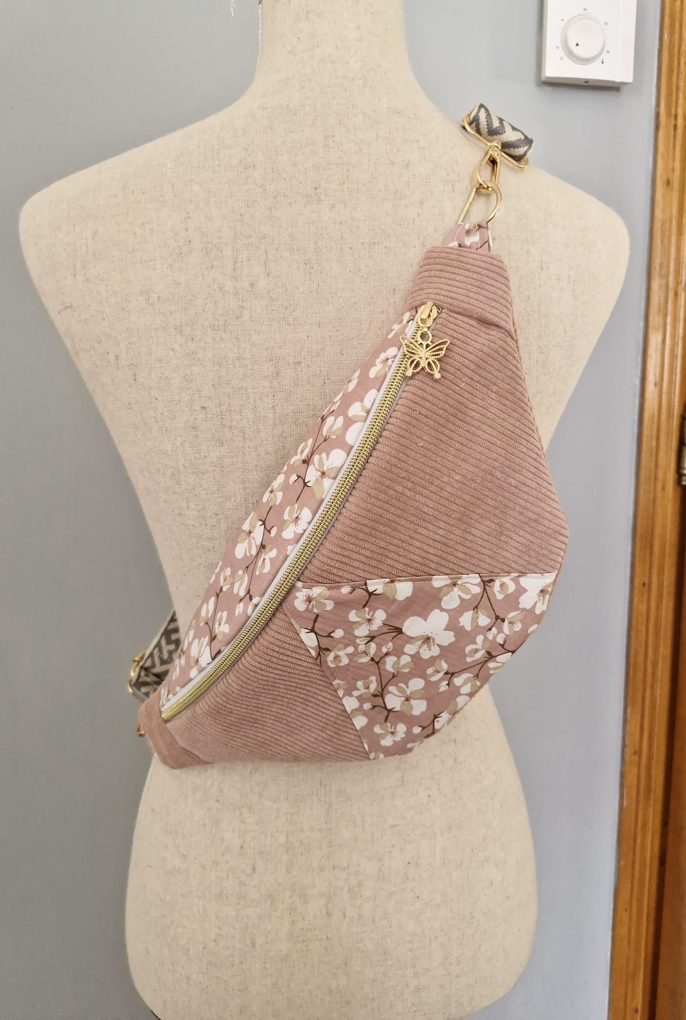 Sac banane fleuri rose velours côtelé – fait main en France , idée cadeau cocoleeline