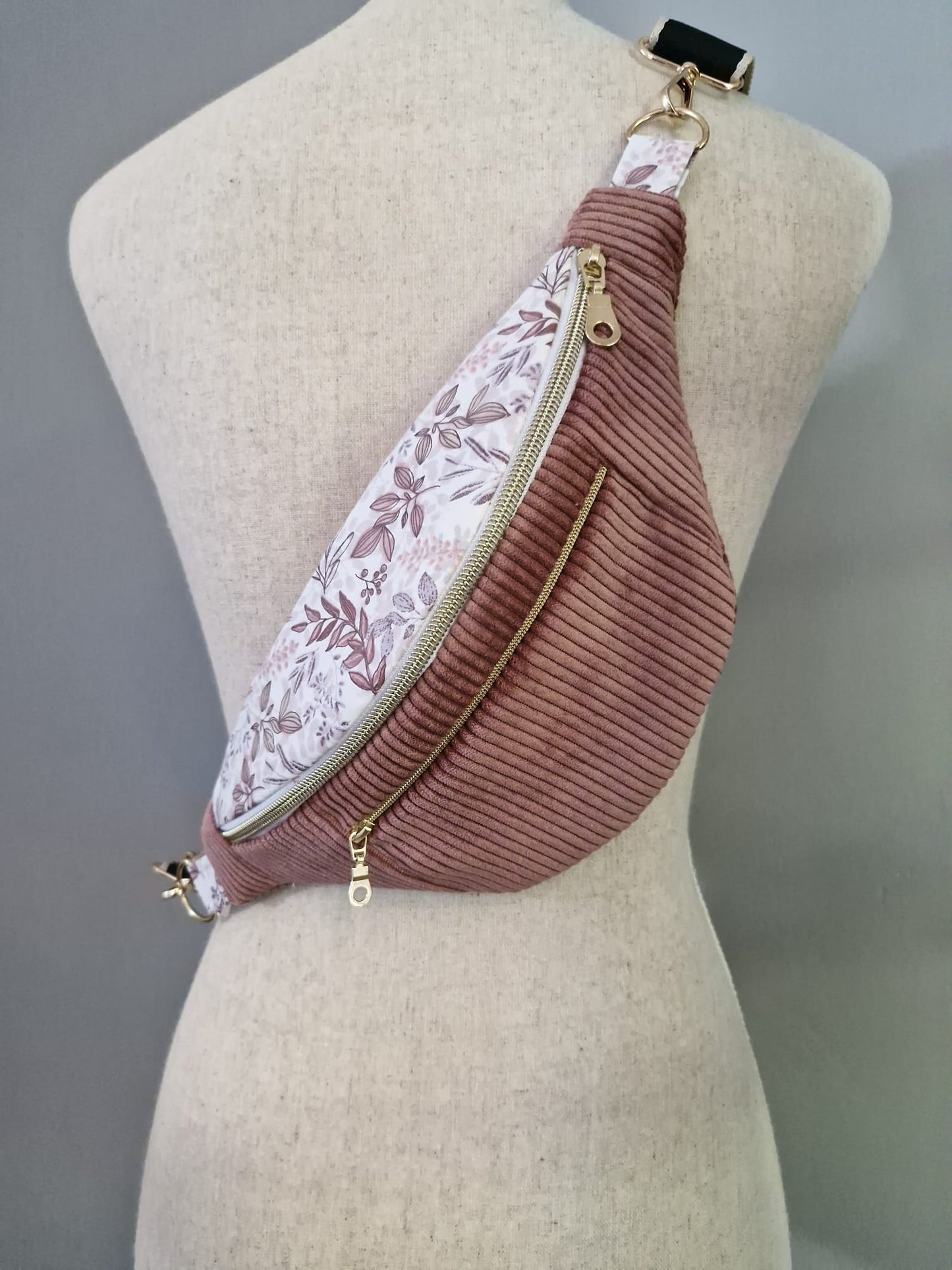 Sac banane femme tendance velours côtelé & tissu fleuri rose – Fait main en France – Poche avant et arrière –  Idée cadeau cocoleeline