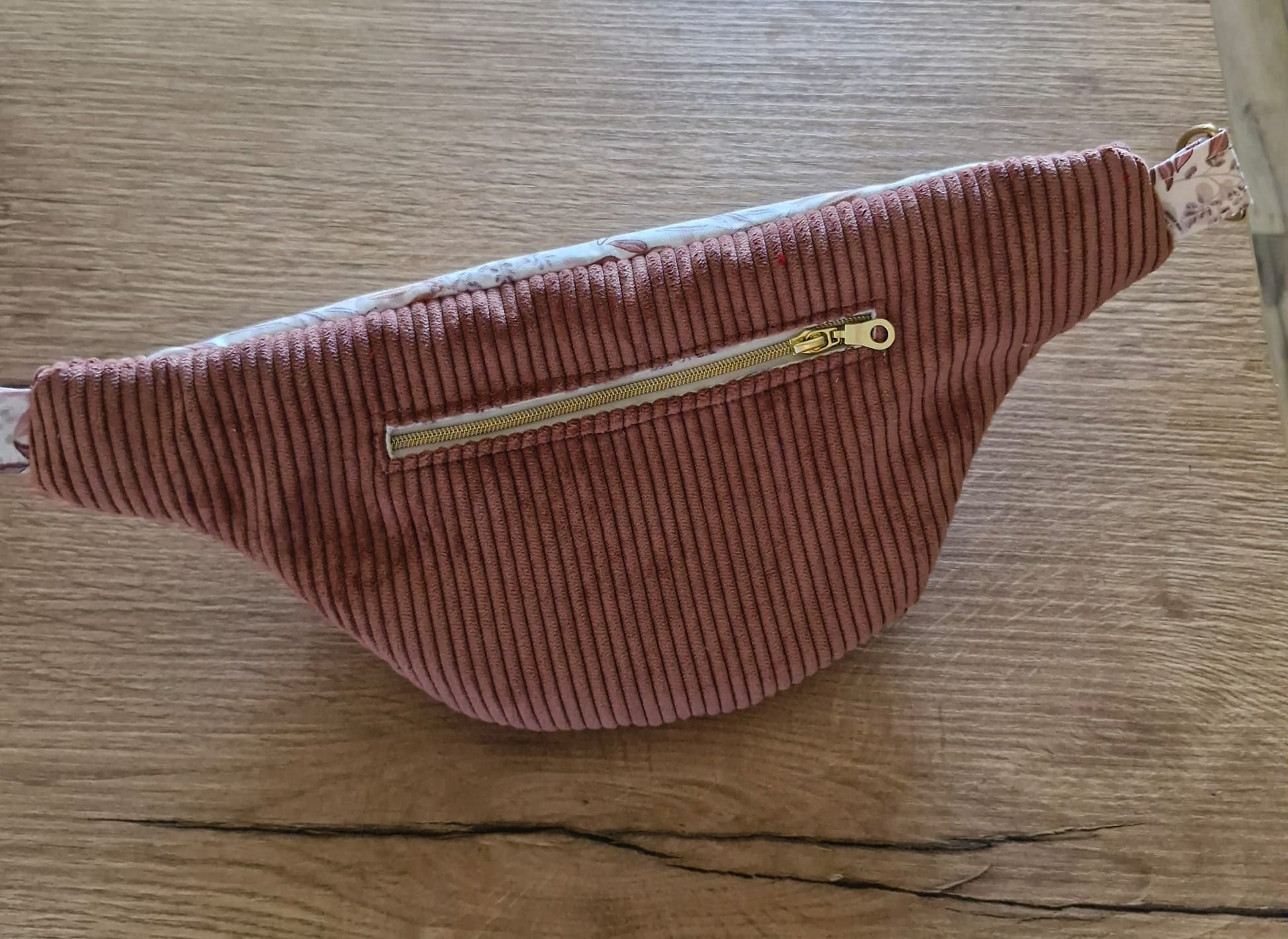 Sac banane femme tendance velours côtelé & tissu fleuri rose – Fait main en France – Poche avant et arrière –  Idée cadeau cocoleeline