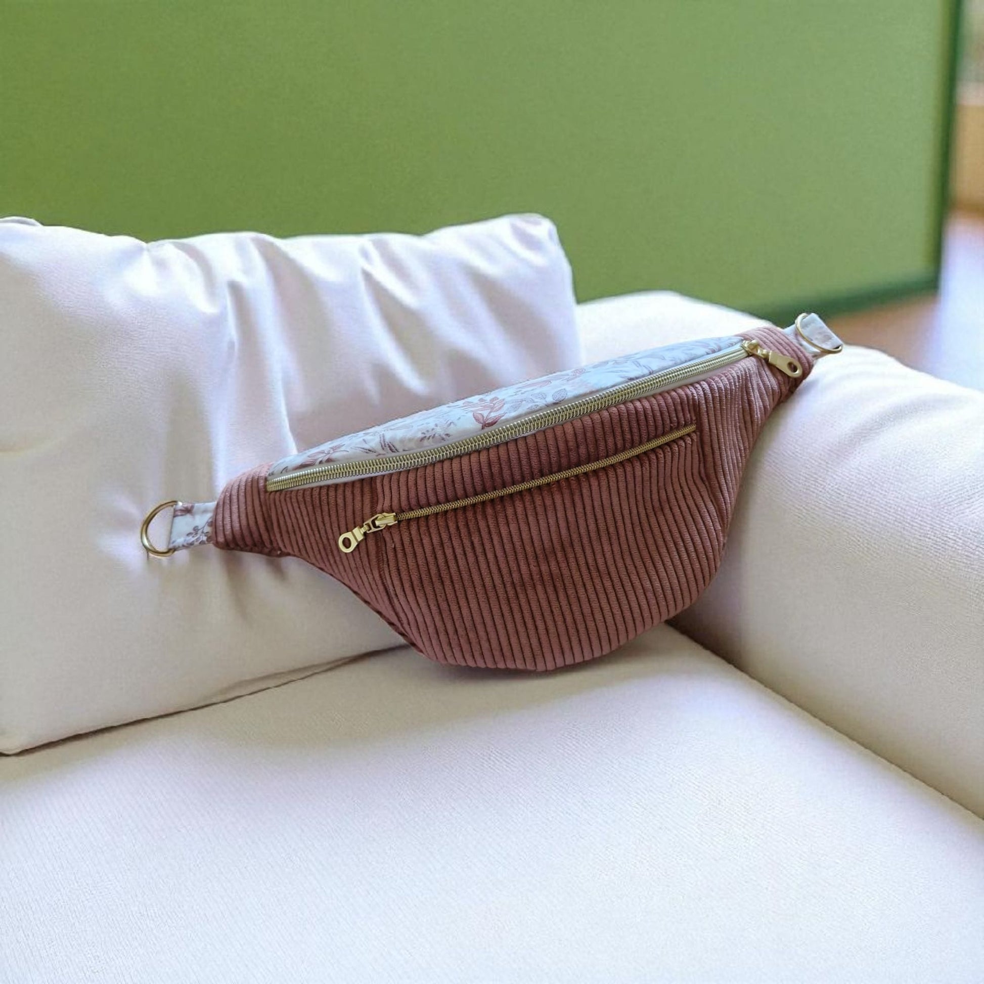 Sac banane femme tendance velours côtelé & tissu fleuri rose – Fait main en France – Poche avant et arrière –  Idée cadeau cocoleeline