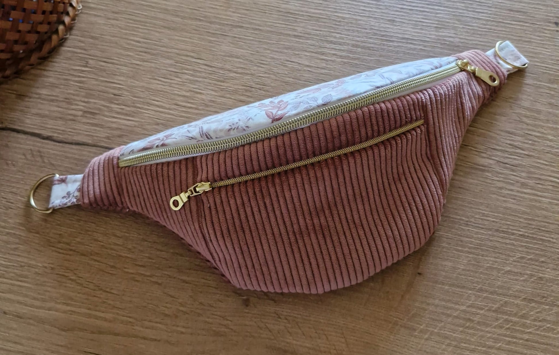 Sac banane femme tendance velours côtelé & tissu fleuri rose – Fait main en France – Poche avant et arrière –  Idée cadeau cocoleeline