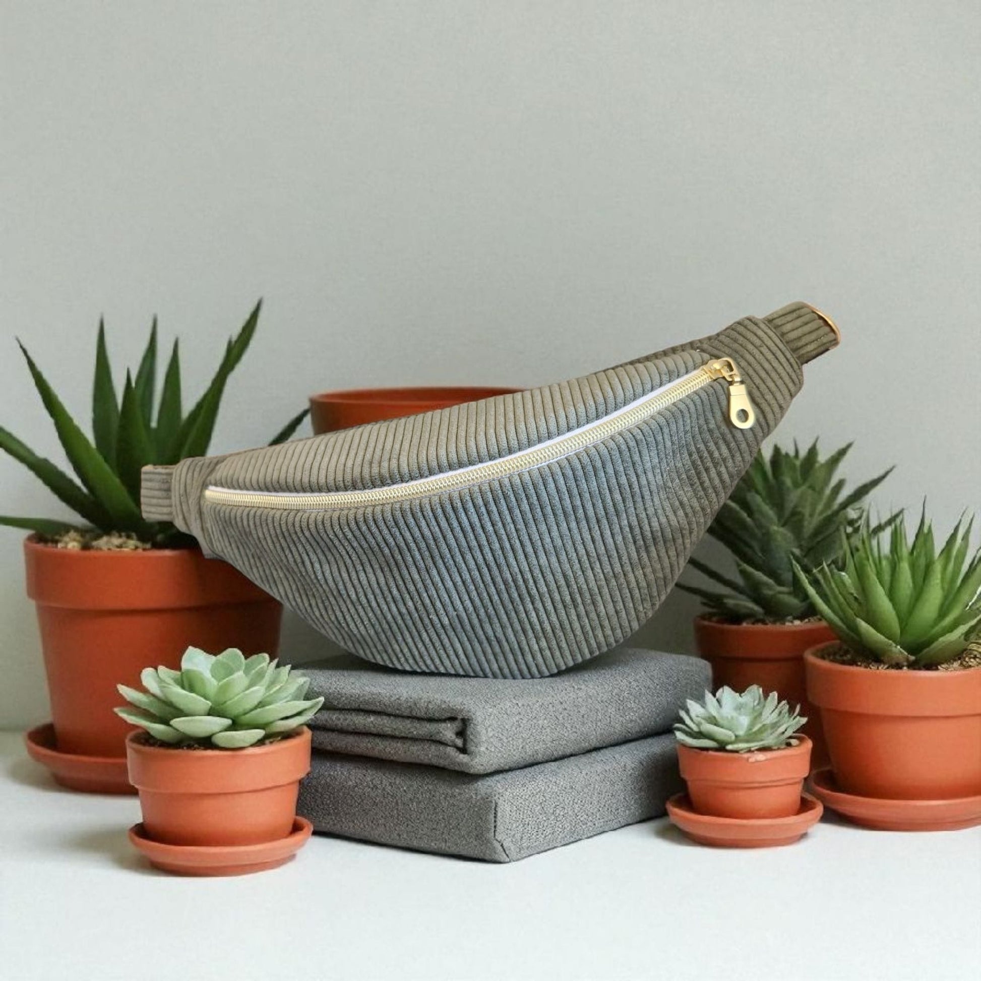 Sac banane femme en velours côtelé kaki – fait main en France , idée cadeau cocoleeline