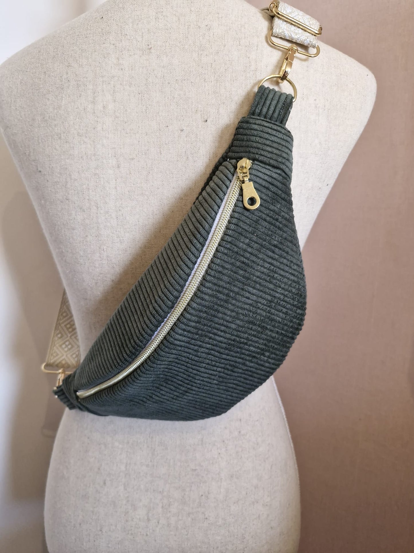 Sac banane femme en velours côtelé kaki – fait main en France , idée cadeau cocoleeline