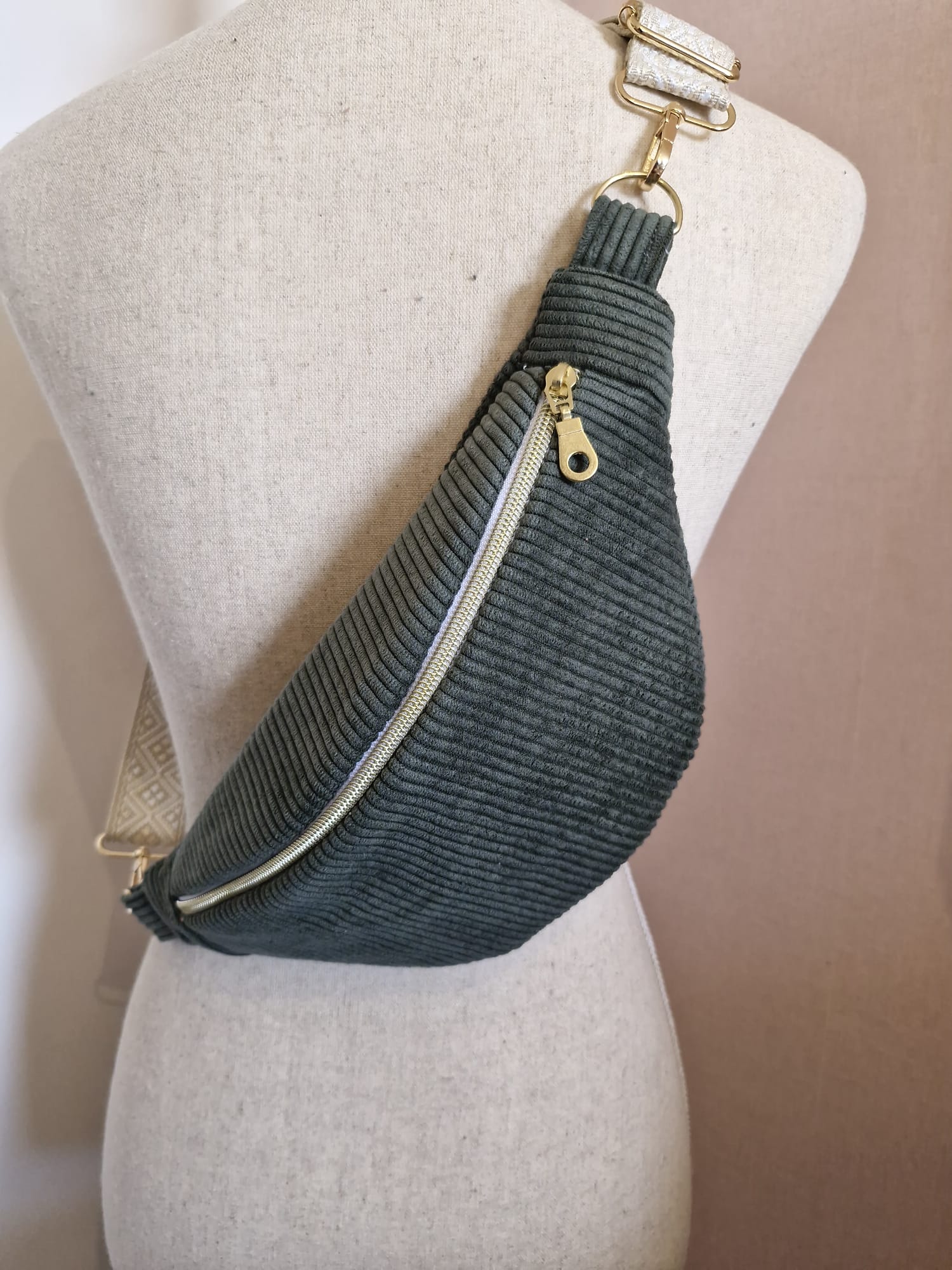 Sac banane femme en velours côtelé kaki – fait main en France , idée cadeau cocoleeline