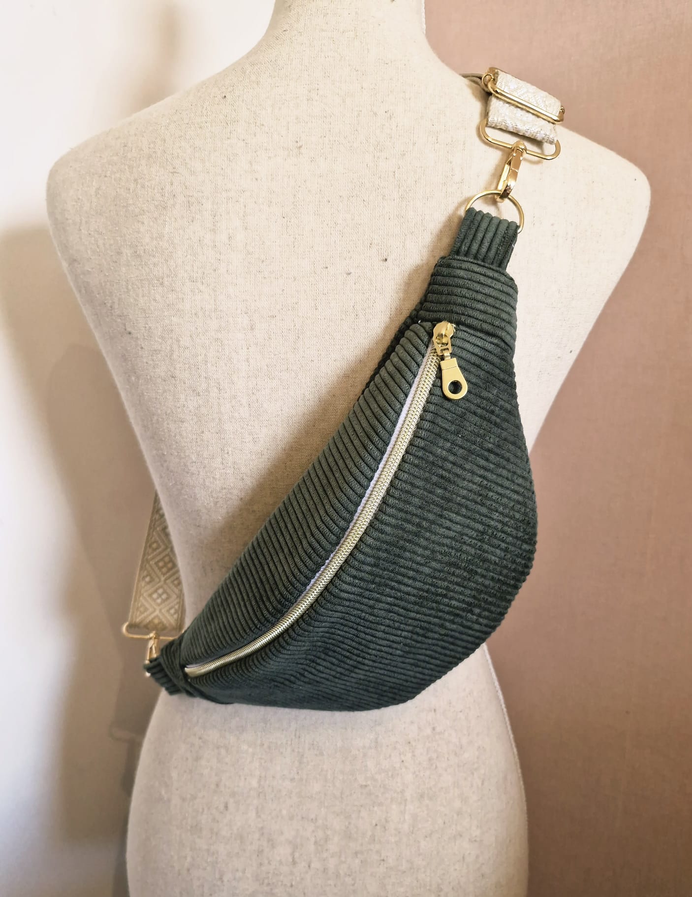 Sac banane femme en velours côtelé kaki – fait main en France , idée cadeau cocoleeline