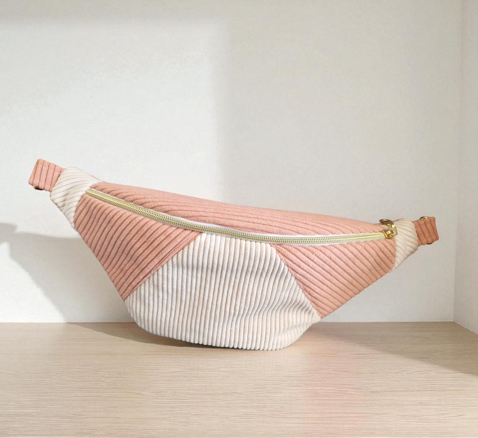 Sac banane femme en velours côtelé rose/écru – fait main en France, idée cadeau "JOELY" cocoleeline